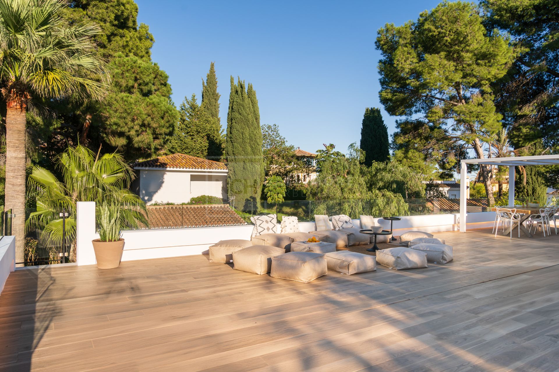 ¡Villa moderna con 6 dormitorios en la parte baja de Nueva Andalucía!
