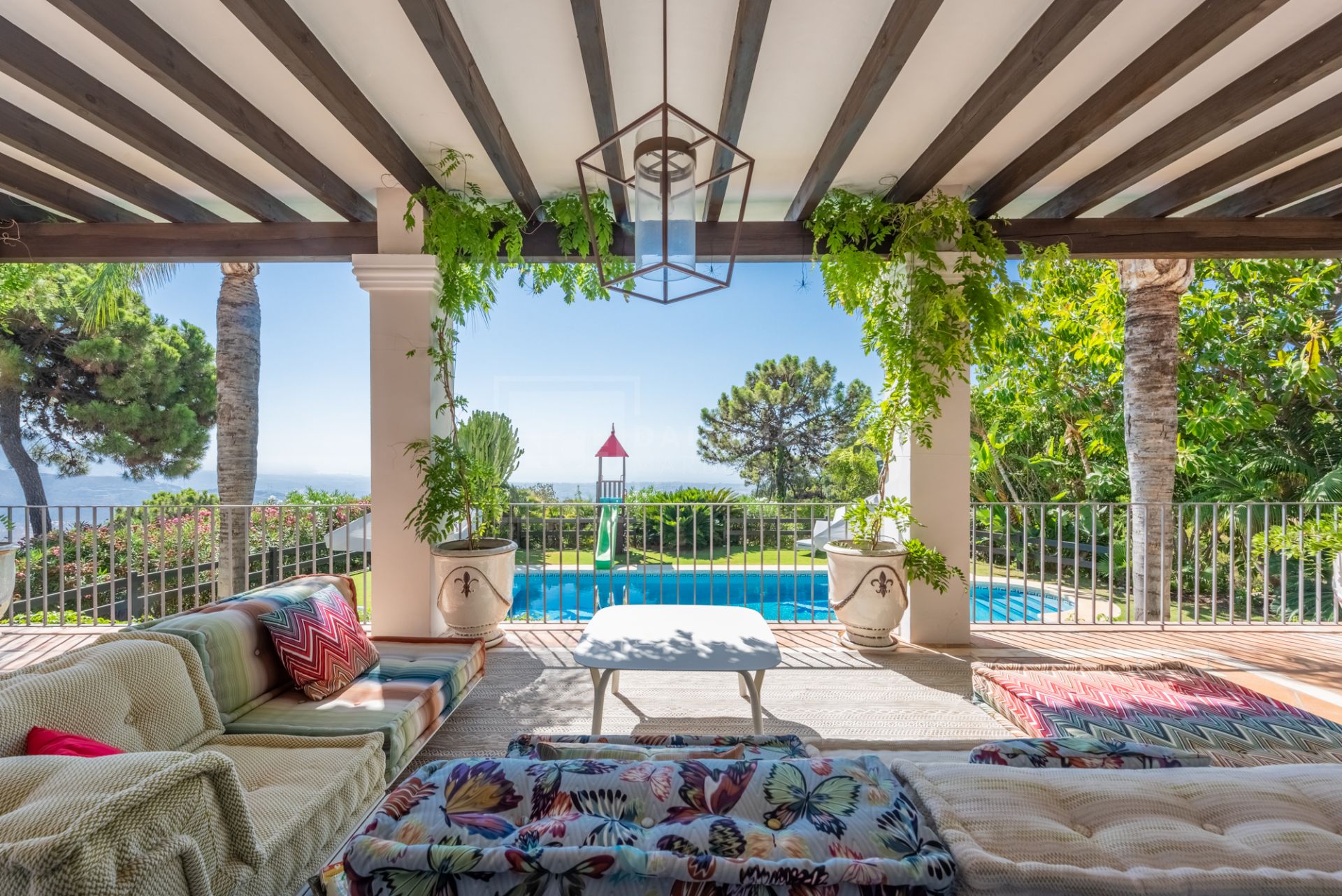 Maravillosa villa en La Zagaleta, con vistas al mar y una piscina cubierta y SPA!