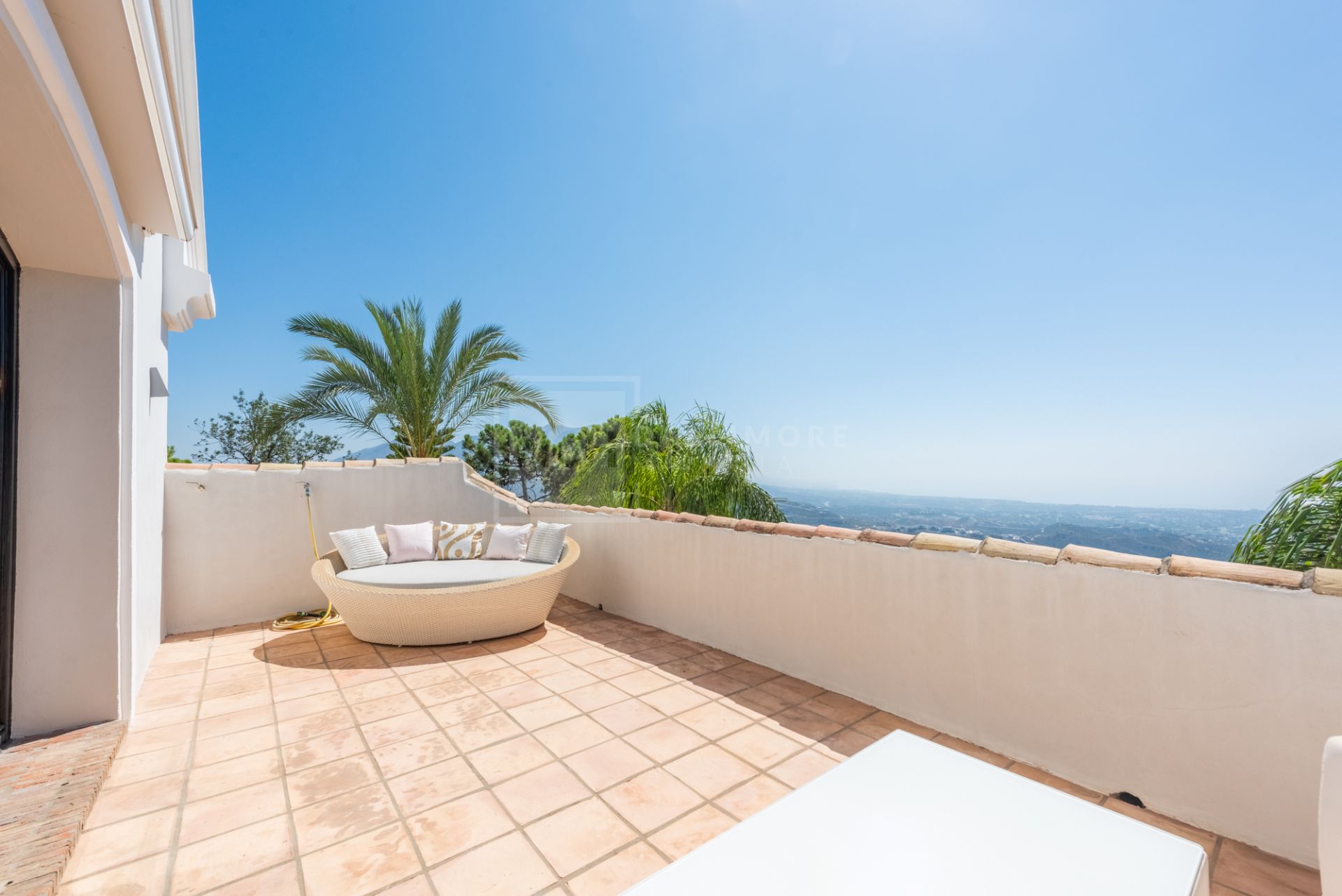 Maravillosa villa en La Zagaleta, con vistas al mar y una piscina cubierta y SPA!