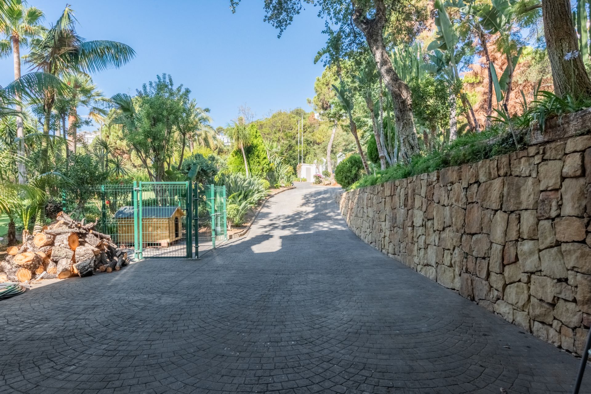 Maravillosa villa en La Zagaleta, con vistas al mar y una piscina cubierta y SPA!