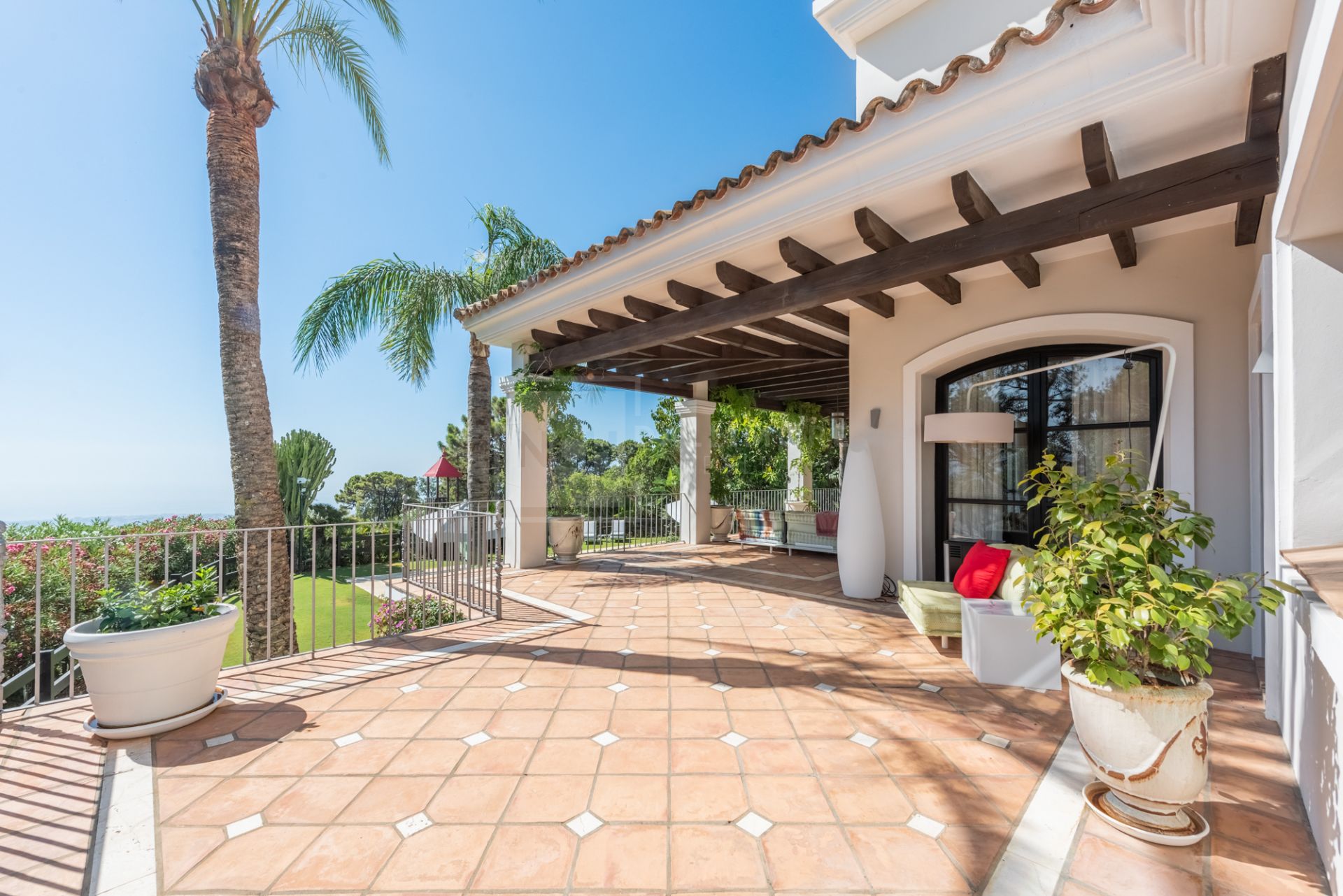 Maravillosa villa en La Zagaleta, con vistas al mar y una piscina cubierta y SPA!