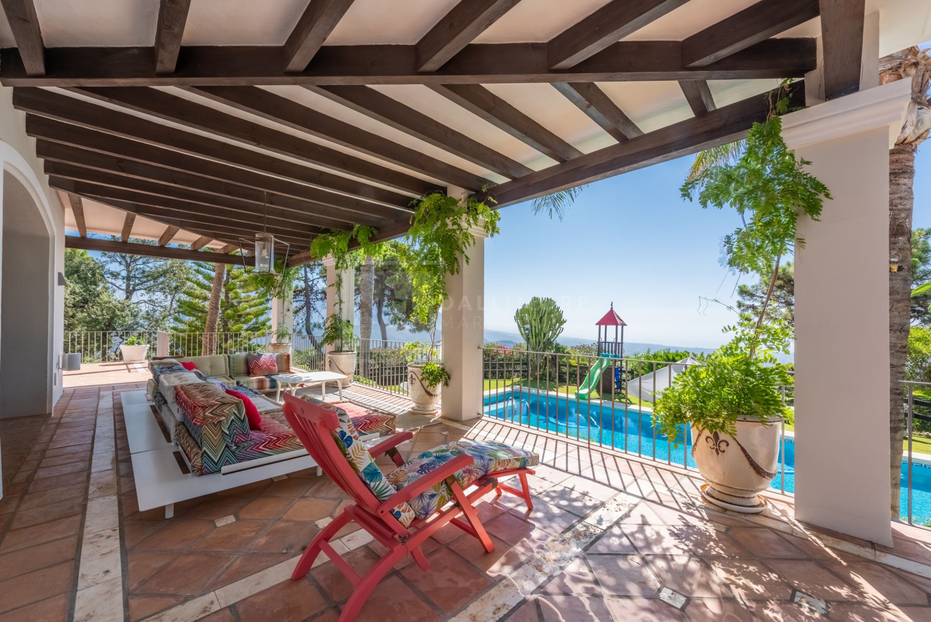 Maravillosa villa en La Zagaleta, con vistas al mar y una piscina cubierta y SPA!