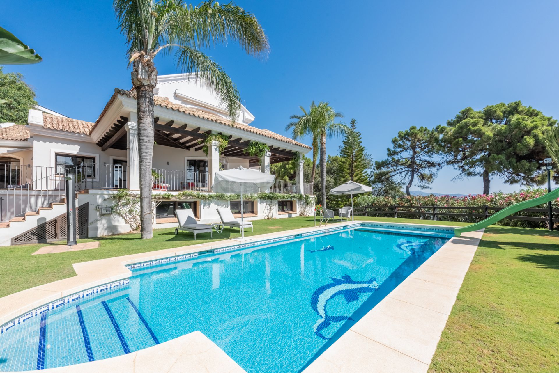 Maravillosa villa en La Zagaleta, con vistas al mar y una piscina cubierta y SPA!