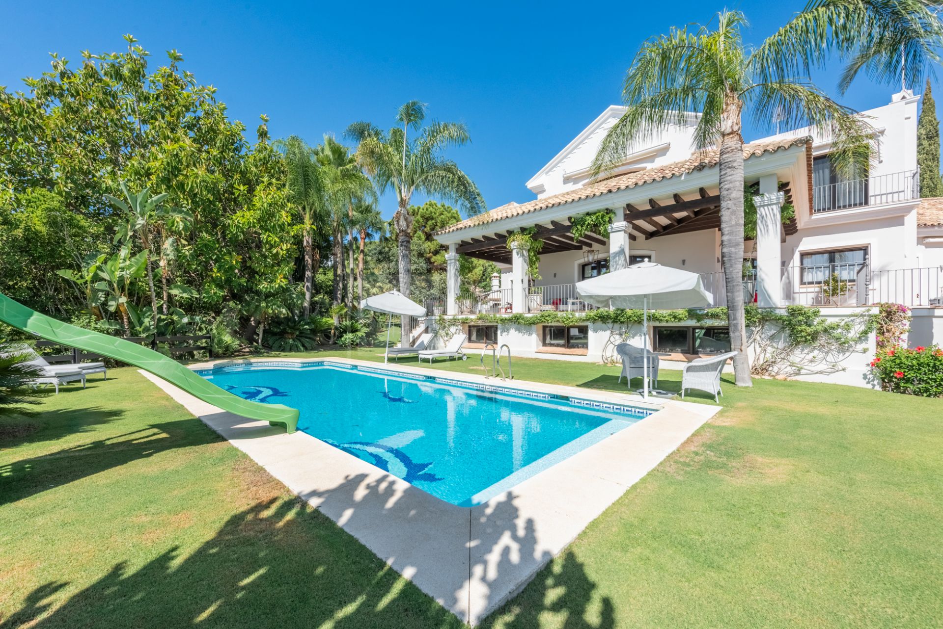 Maravillosa villa en La Zagaleta, con vistas al mar y una piscina cubierta y SPA!