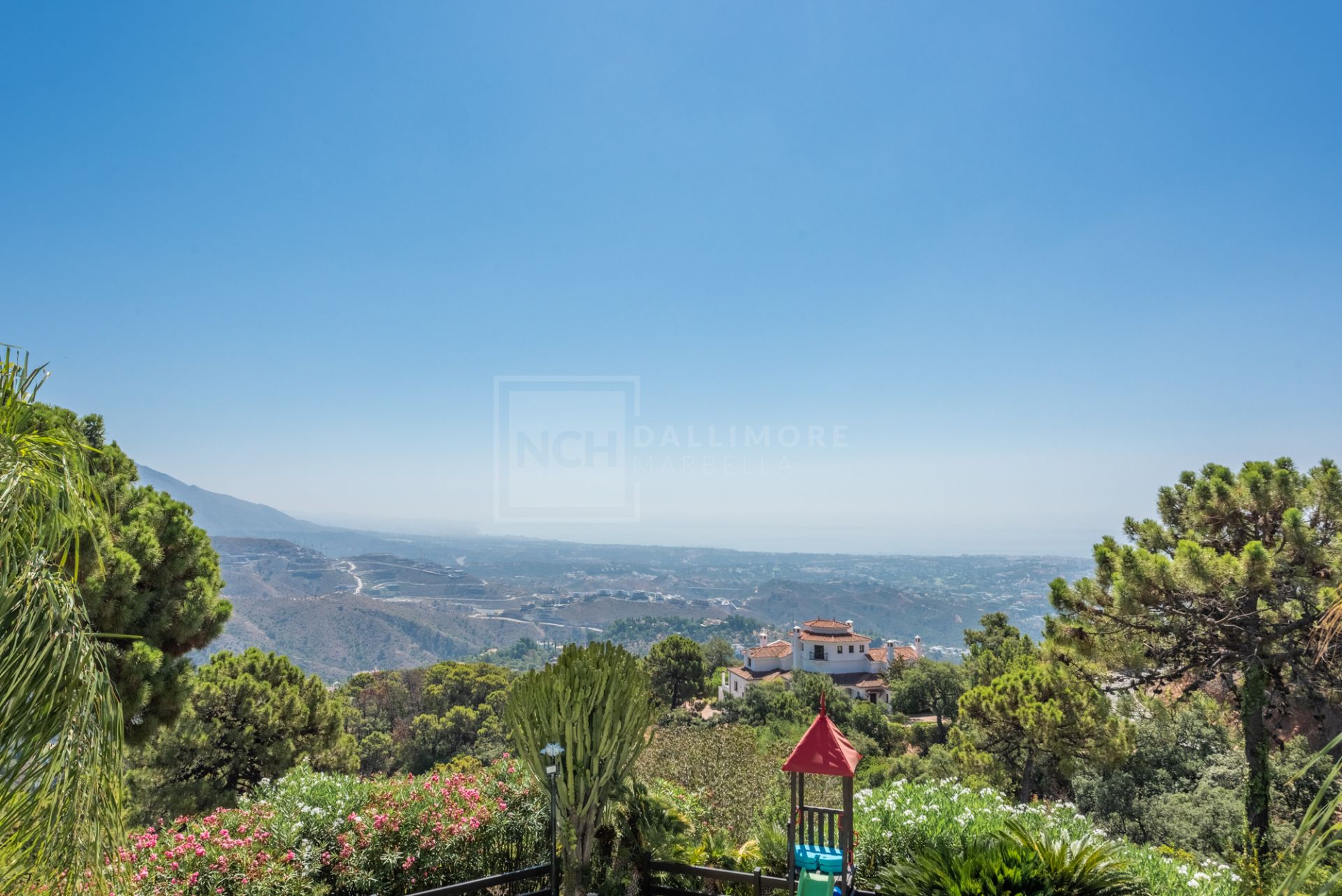 Maravillosa villa en La Zagaleta, con vistas al mar y una piscina cubierta y SPA!