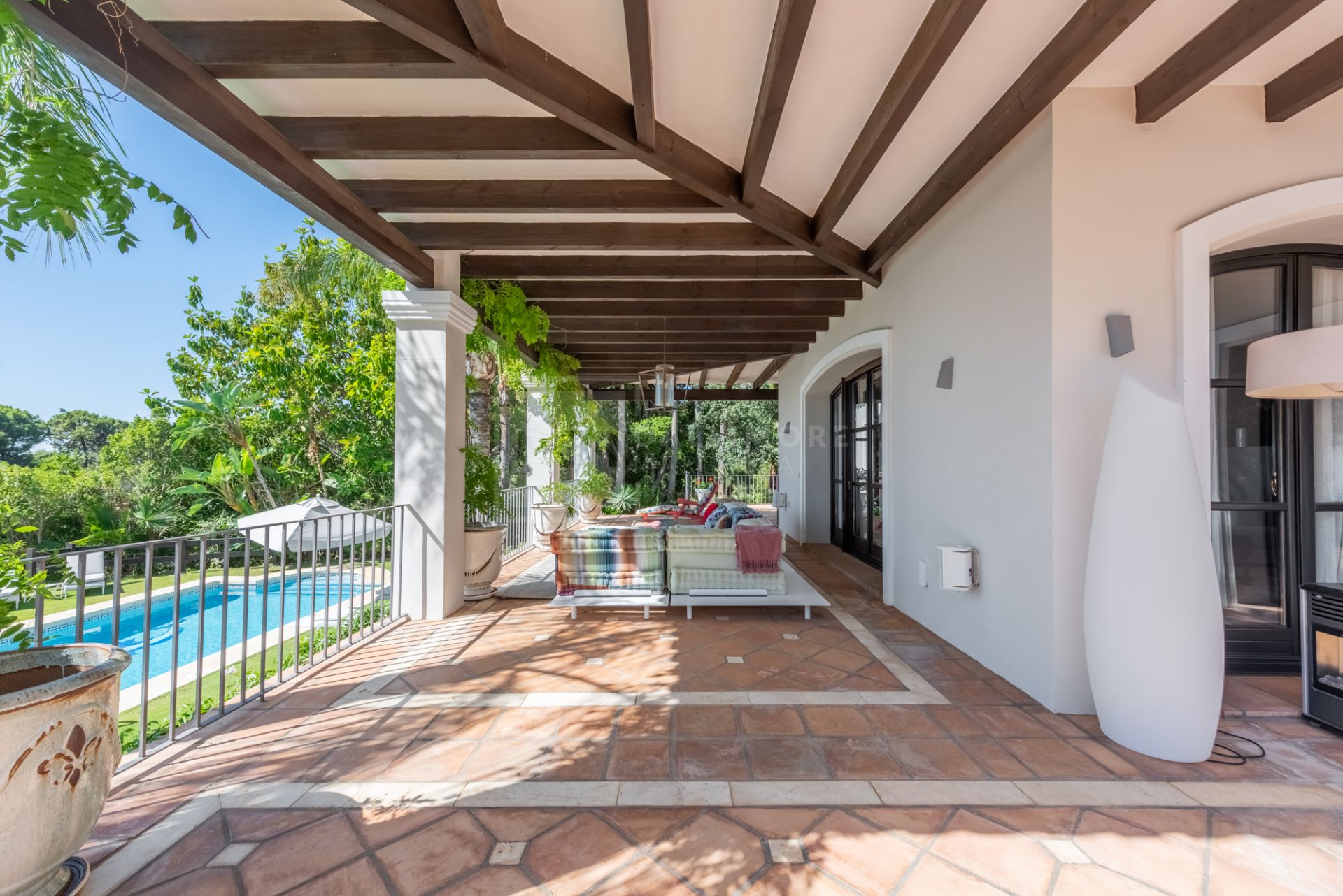 Maravillosa villa en La Zagaleta, con vistas al mar y una piscina cubierta y SPA!