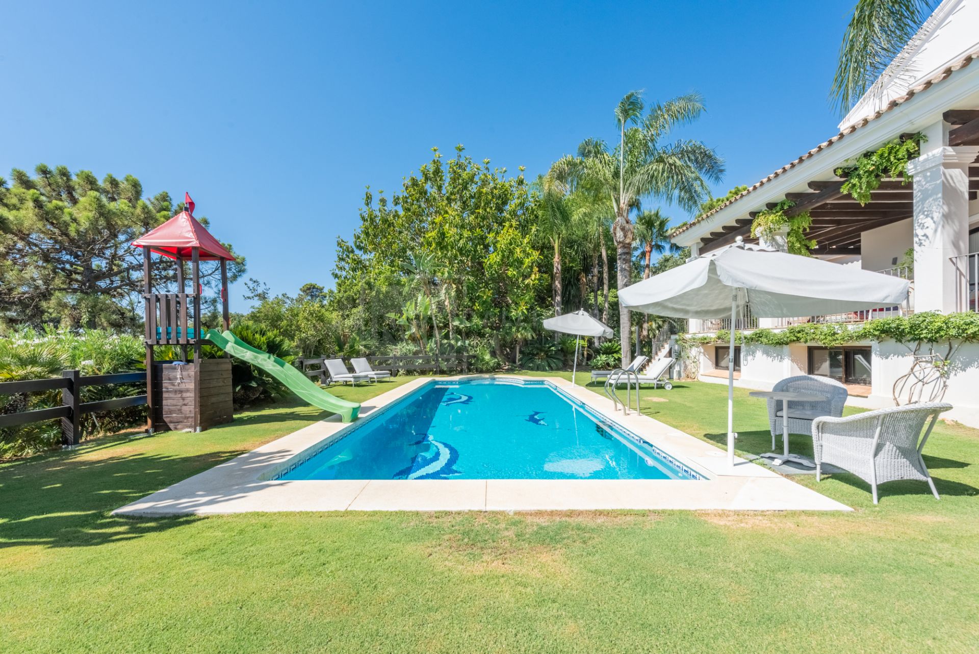 Maravillosa villa en La Zagaleta, con vistas al mar y una piscina cubierta y SPA!