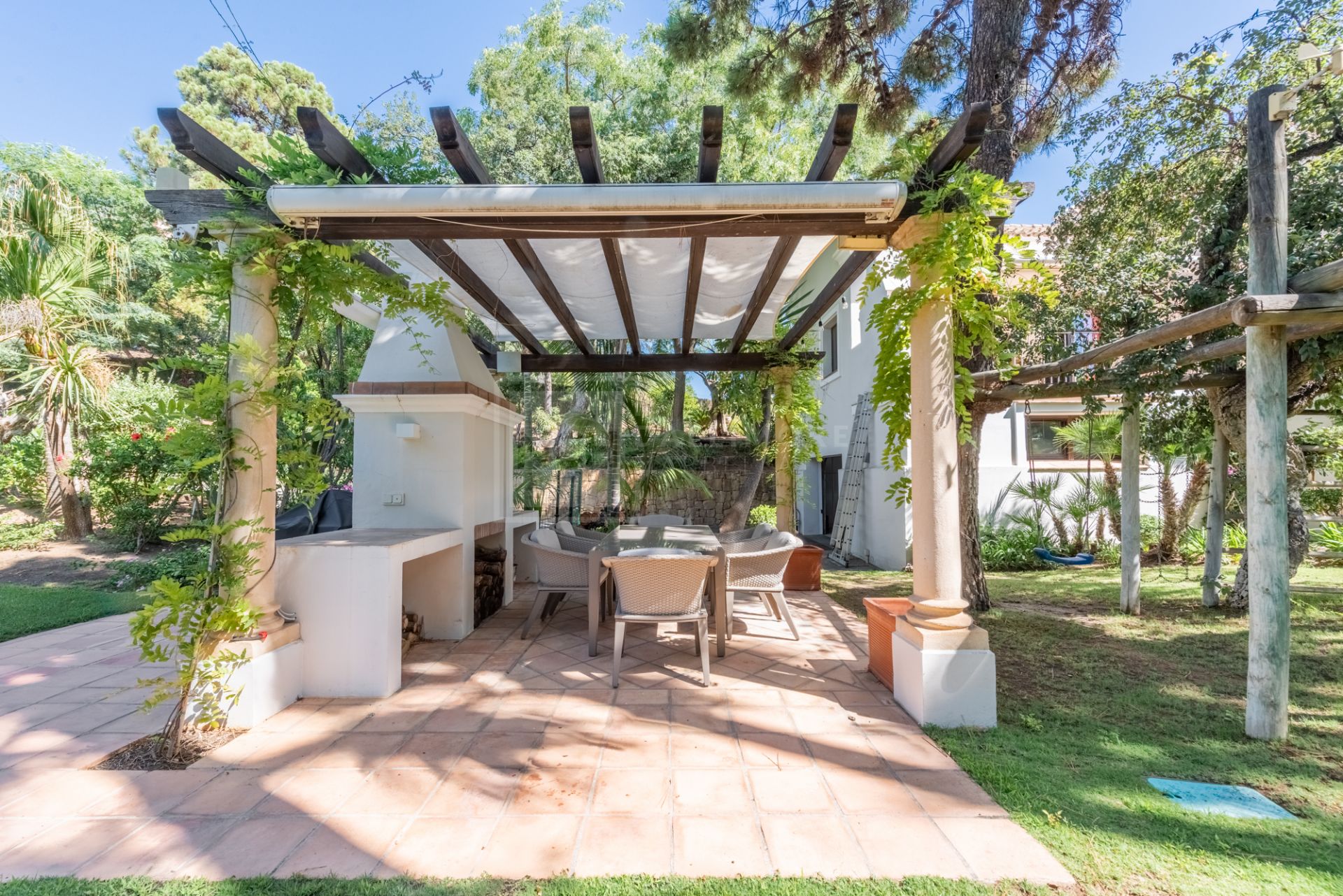 Maravillosa villa en La Zagaleta, con vistas al mar y una piscina cubierta y SPA!