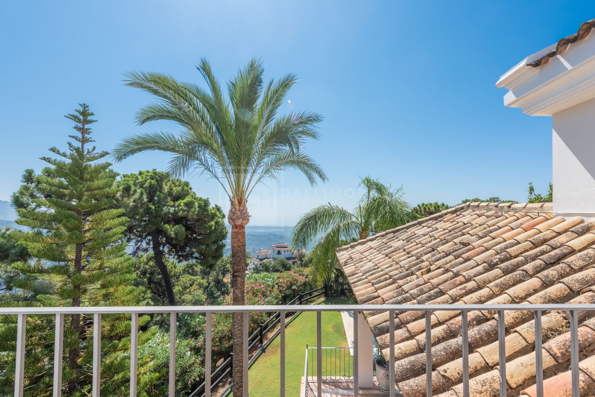 Maravillosa villa en La Zagaleta, con vistas al mar y una piscina cubierta y SPA!