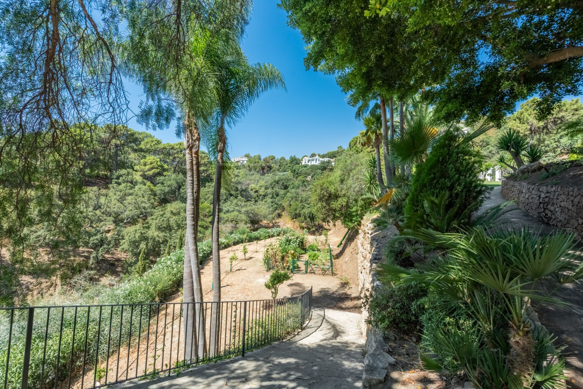 Maravillosa villa en La Zagaleta, con vistas al mar y una piscina cubierta y SPA!