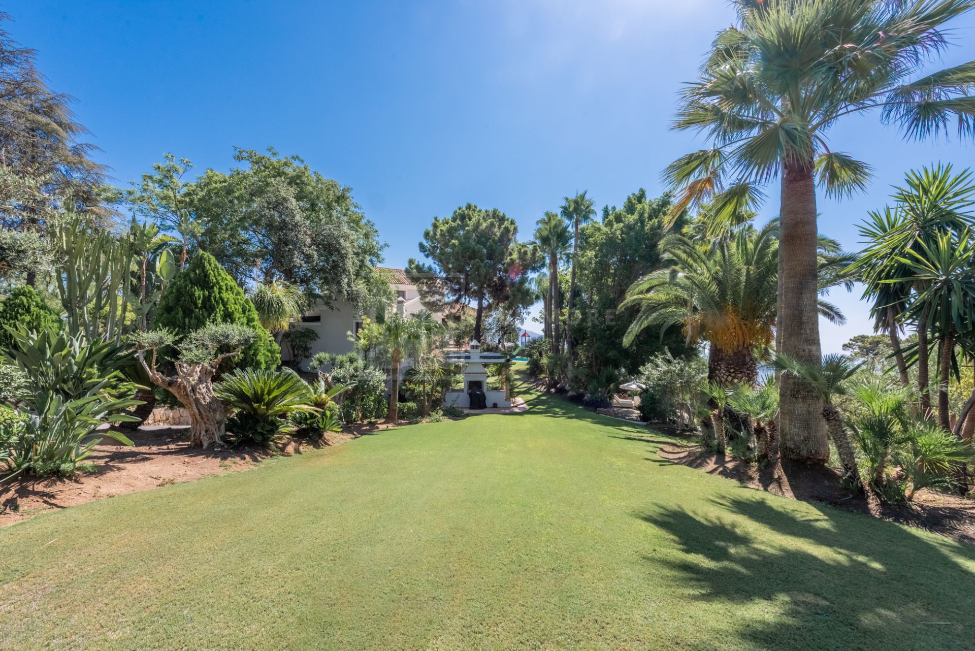 Maravillosa villa en La Zagaleta, con vistas al mar y una piscina cubierta y SPA!