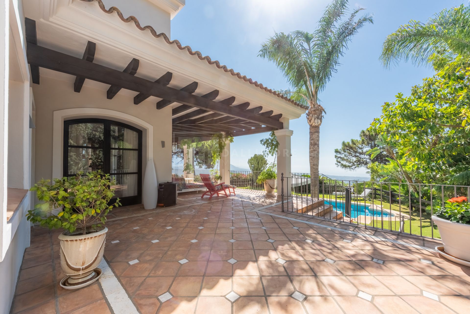 Maravillosa villa en La Zagaleta, con vistas al mar y una piscina cubierta y SPA!