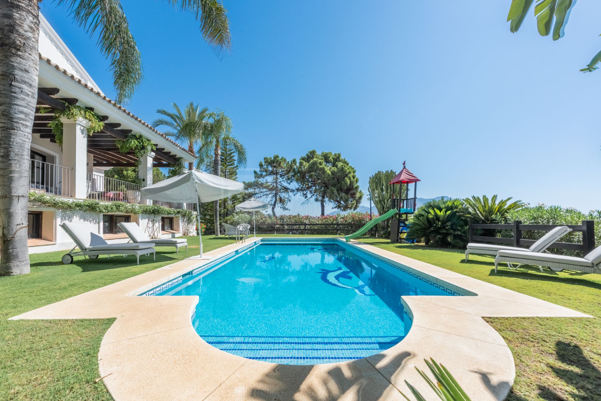 Maravillosa villa en La Zagaleta, con vistas al mar y una piscina cubierta y SPA!