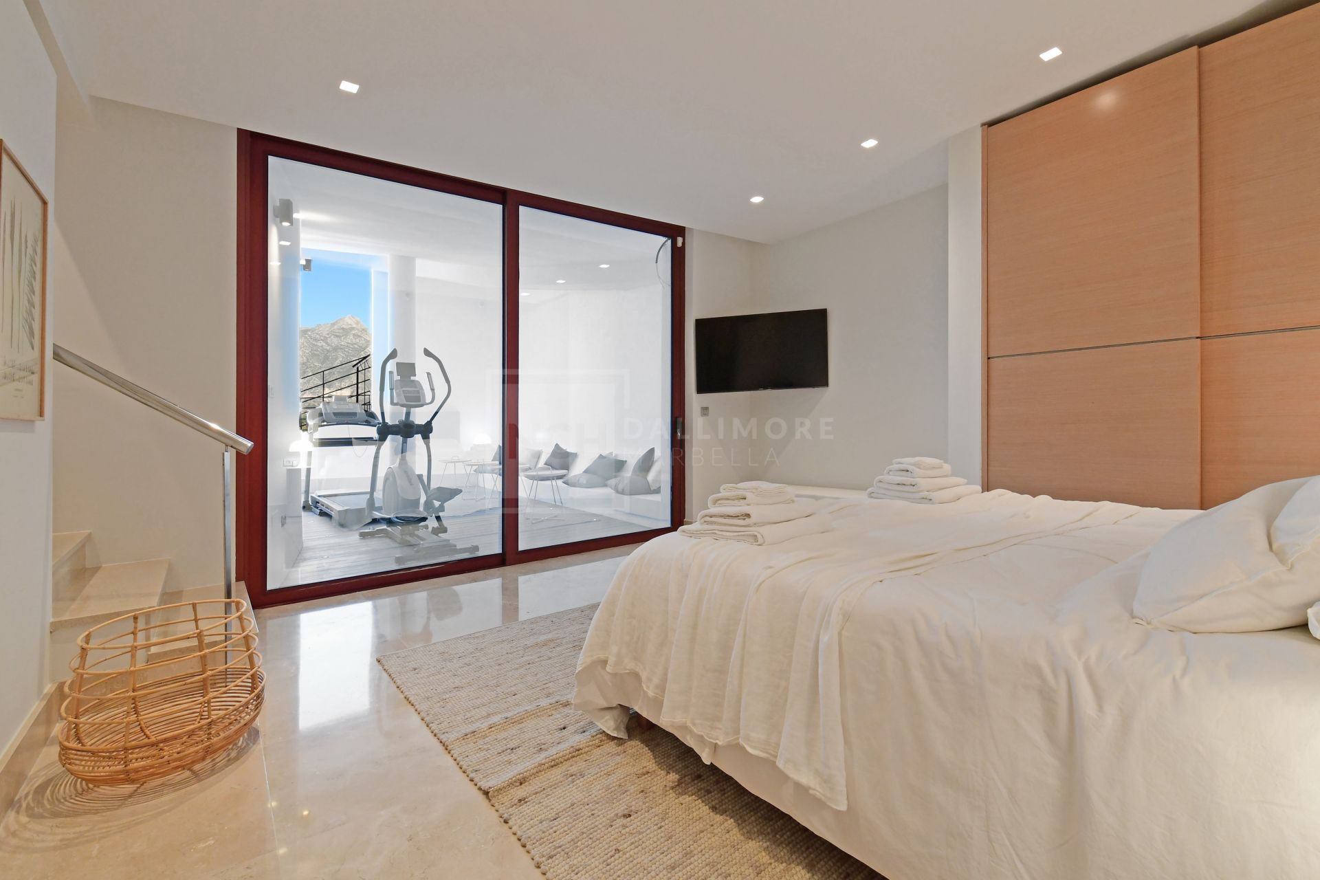 MODERN 7-BEDROOM MASTERPIECE IN NUEVA ANDALUCÍA’S PRESTIGIOUS GOLF VALLEY