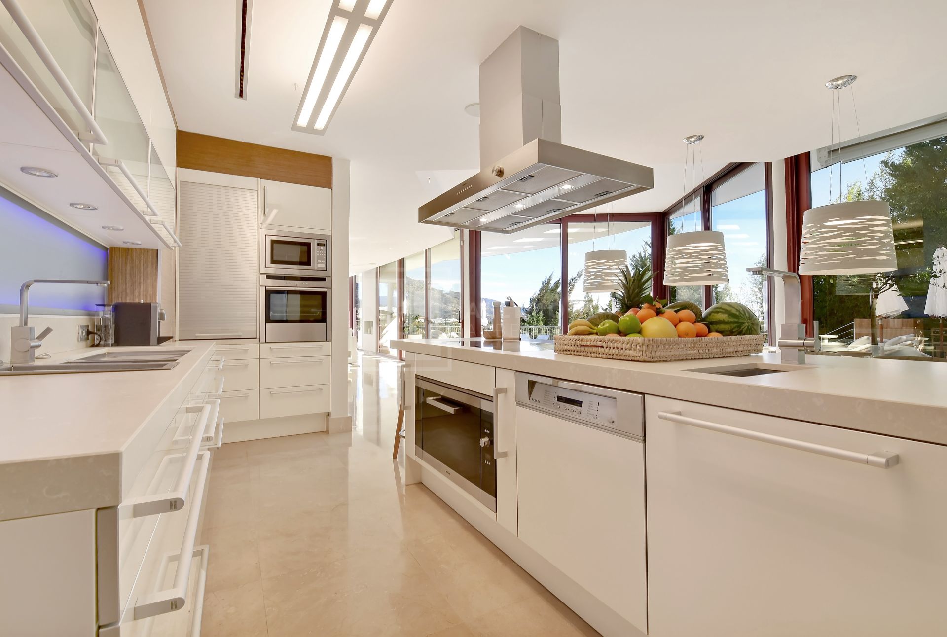 MODERN 7-BEDROOM MASTERPIECE IN NUEVA ANDALUCÍA’S PRESTIGIOUS GOLF VALLEY