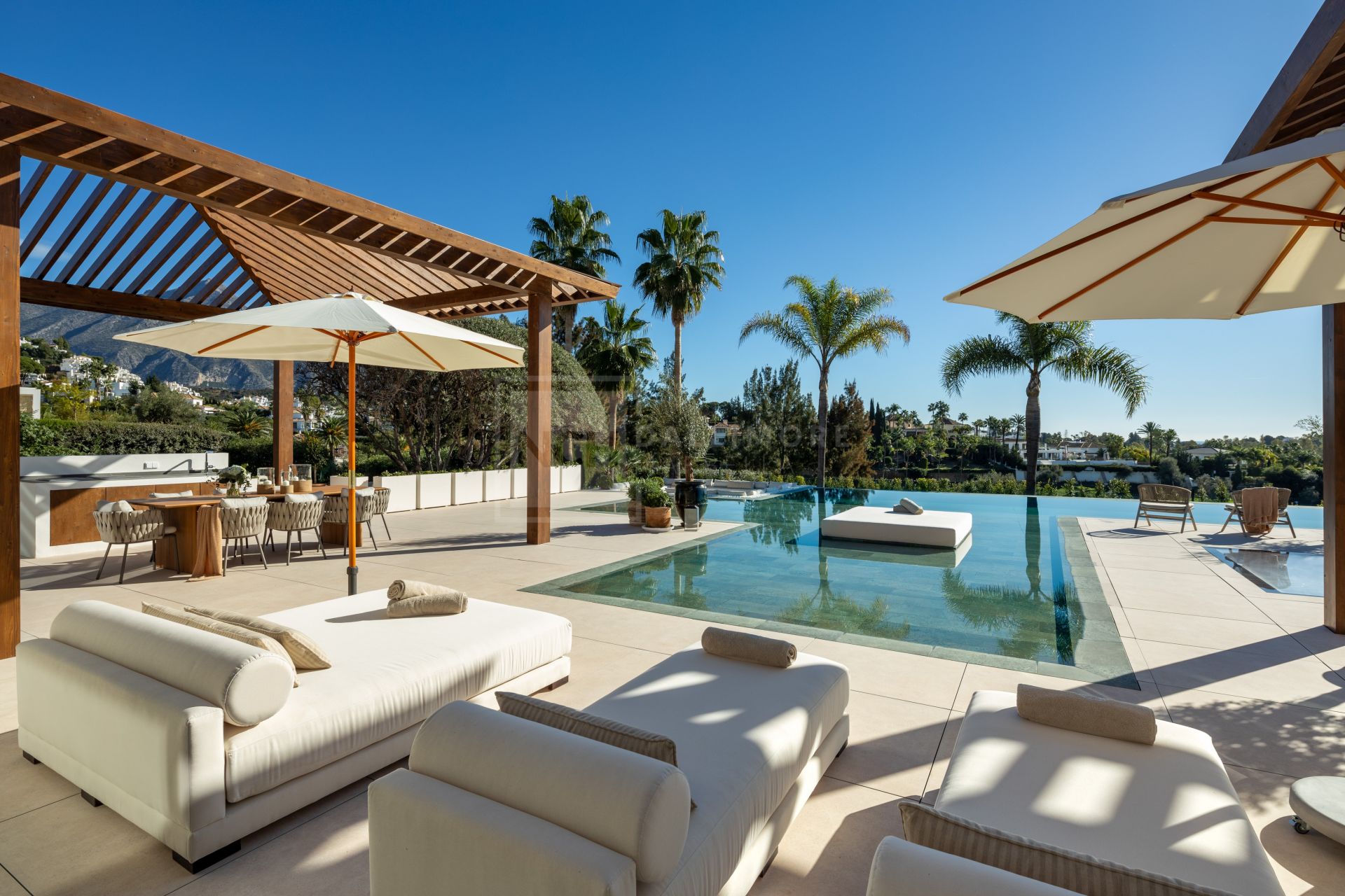 VILLA OLIVIA - LUJO EN PRIMERA LÍNEA DE GOLF EN MARBELLA