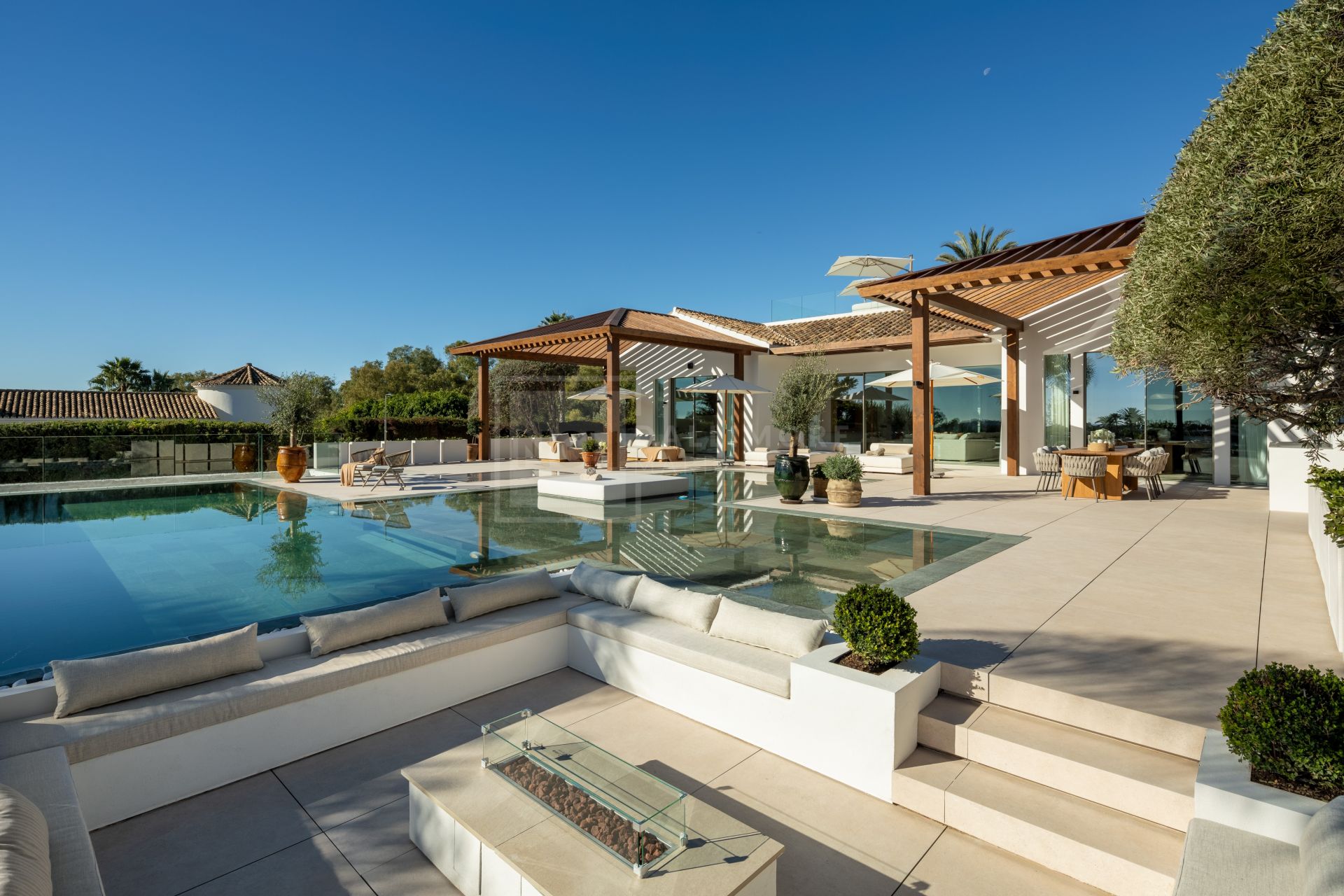 VILLA OLIVIA - LUJO EN PRIMERA LÍNEA DE GOLF EN MARBELLA