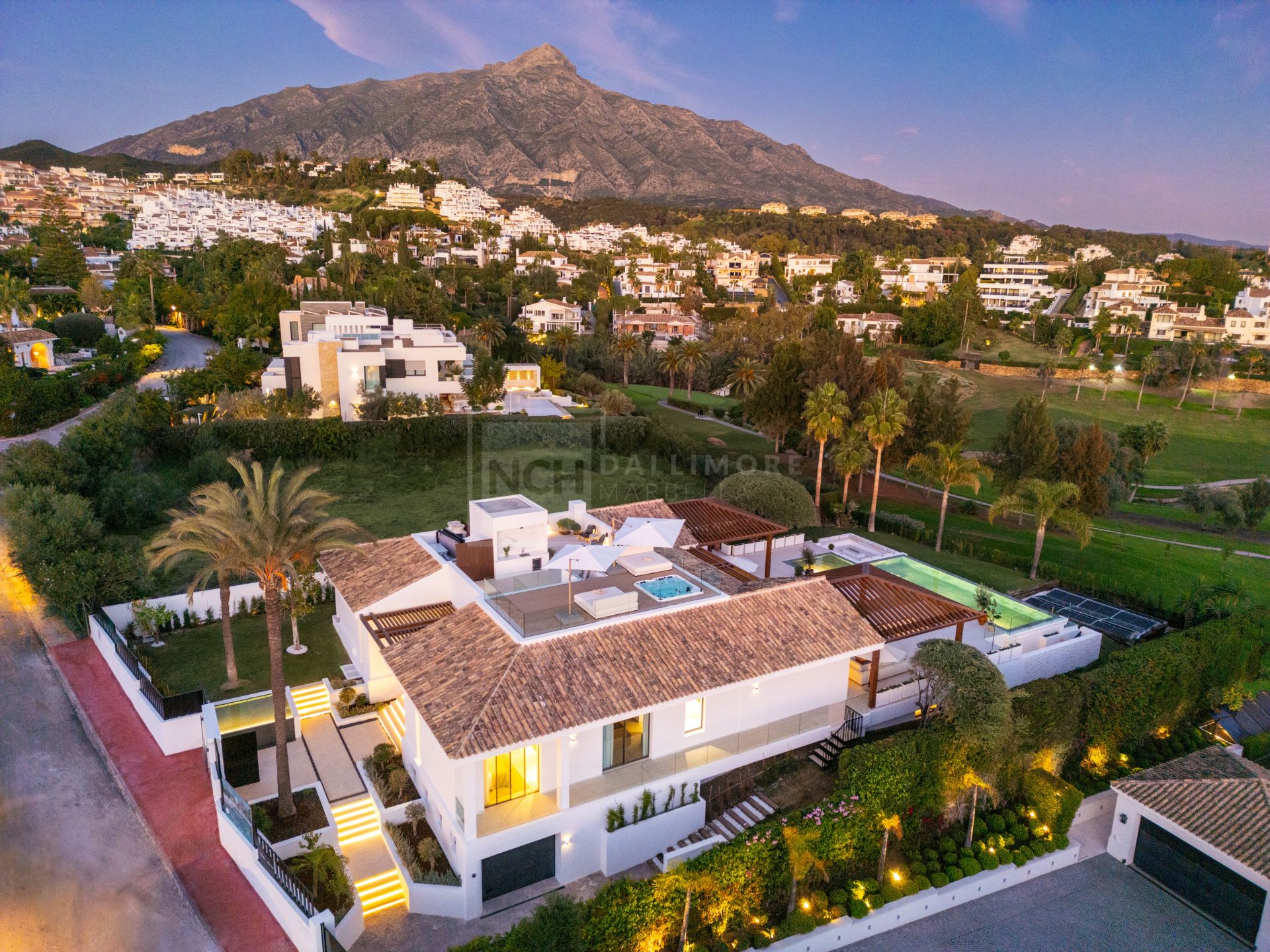 VILLA OLIVIA - LUJO EN PRIMERA LÍNEA DE GOLF EN MARBELLA