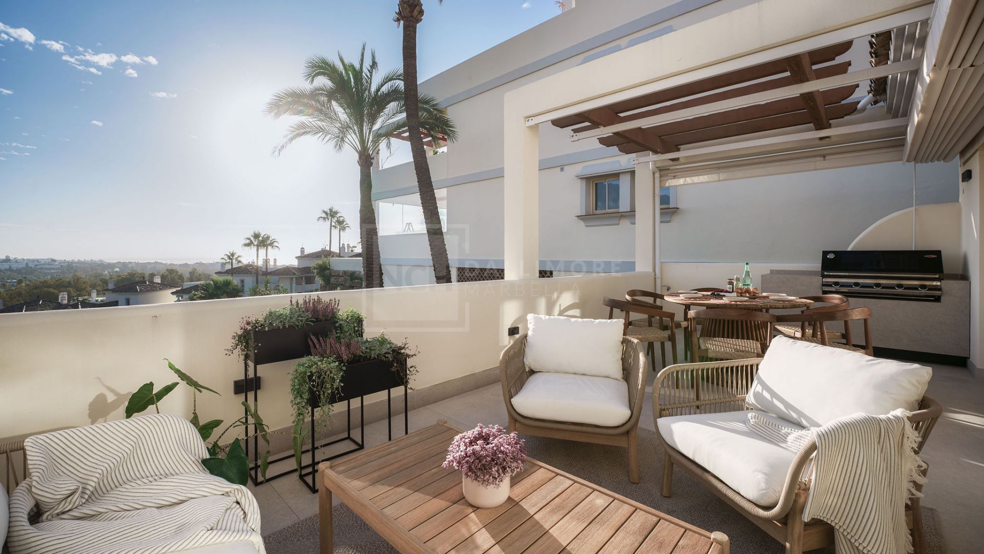 STUNNING APARTMENT WITH SEA VIEWS LOCATED IN THE HEART OF NUEVA ANDALUCIA MARBELLA