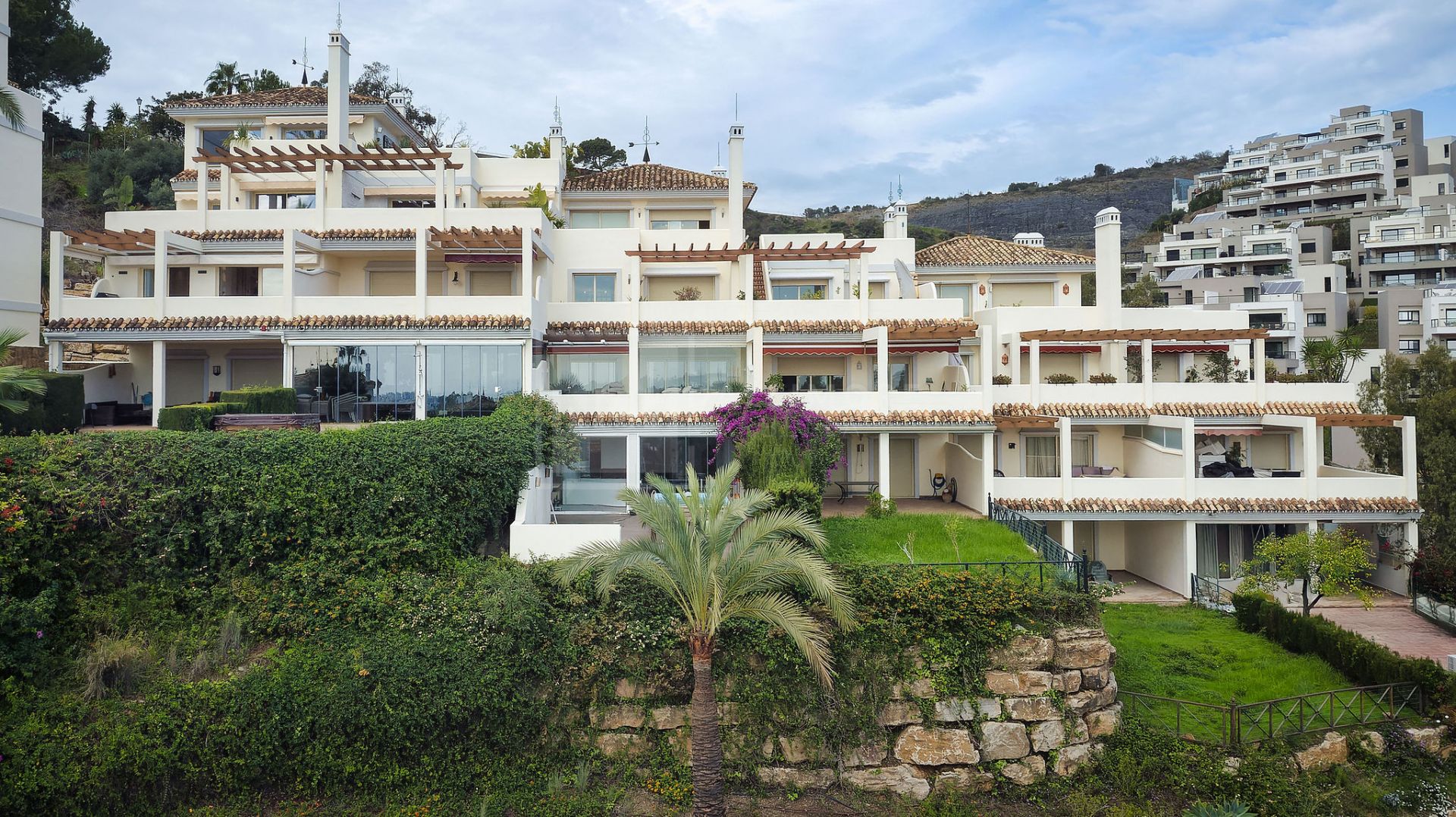 STUNNING APARTMENT WITH SEA VIEWS LOCATED IN THE HEART OF NUEVA ANDALUCIA MARBELLA