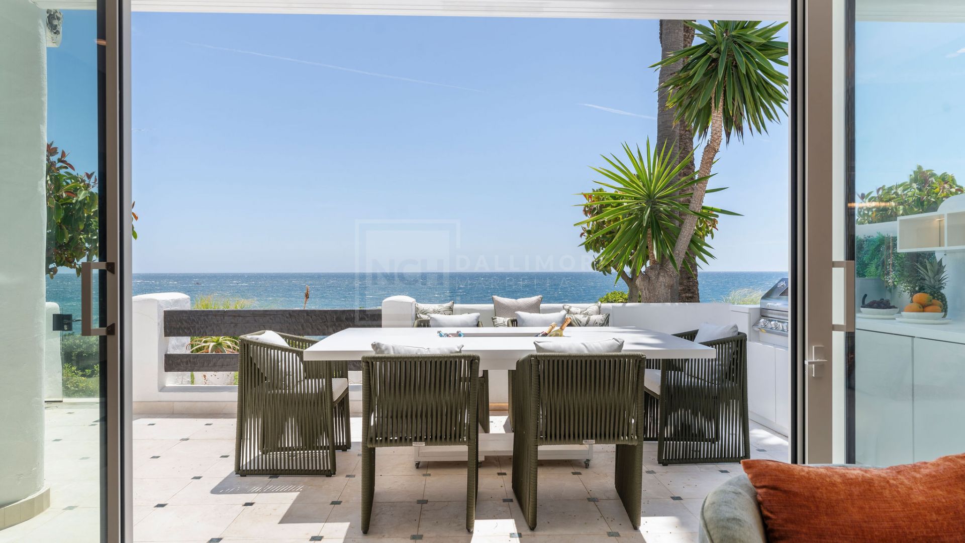 LUXURY FRONTLINE BEACH APARTMENT IN PUENTE ROMANO, MARBELLA GOLDEN MILE