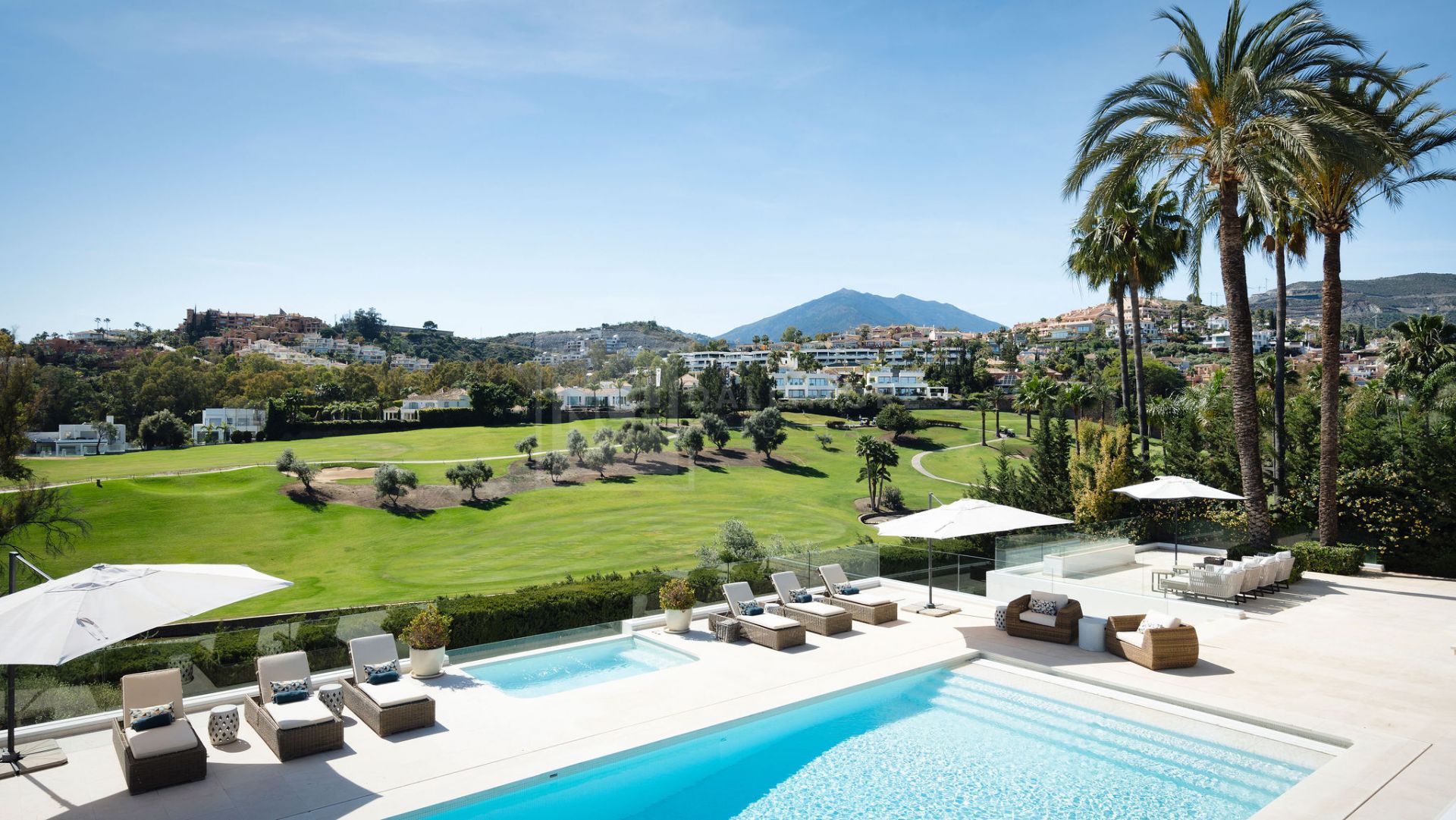 Villa en venta en Los Naranjos, Marbella