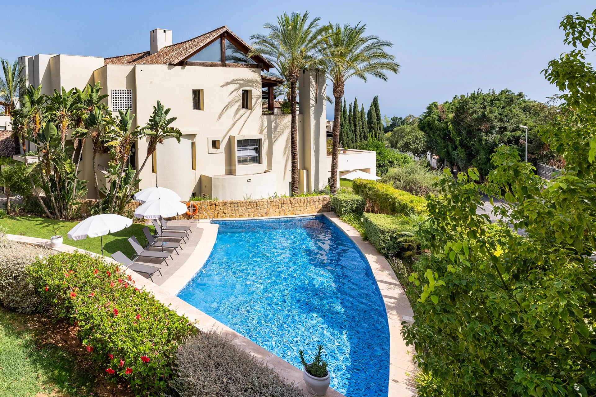 LUXURIOUS LIVING WITH SEA VIEWS ON MARBELLA'S GOLDEN MILE