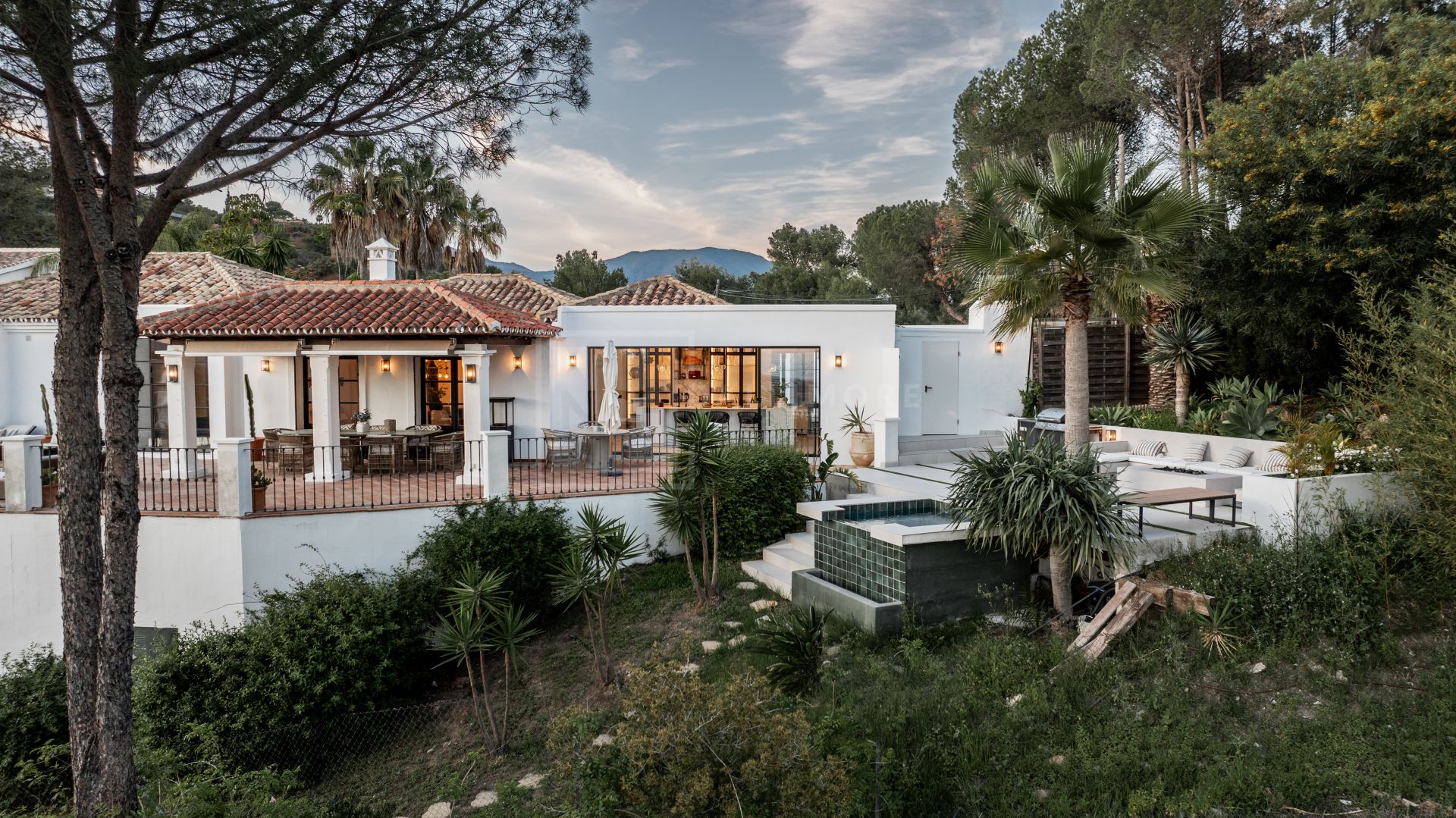 Villa en venta en El Madroñal, Benahavis