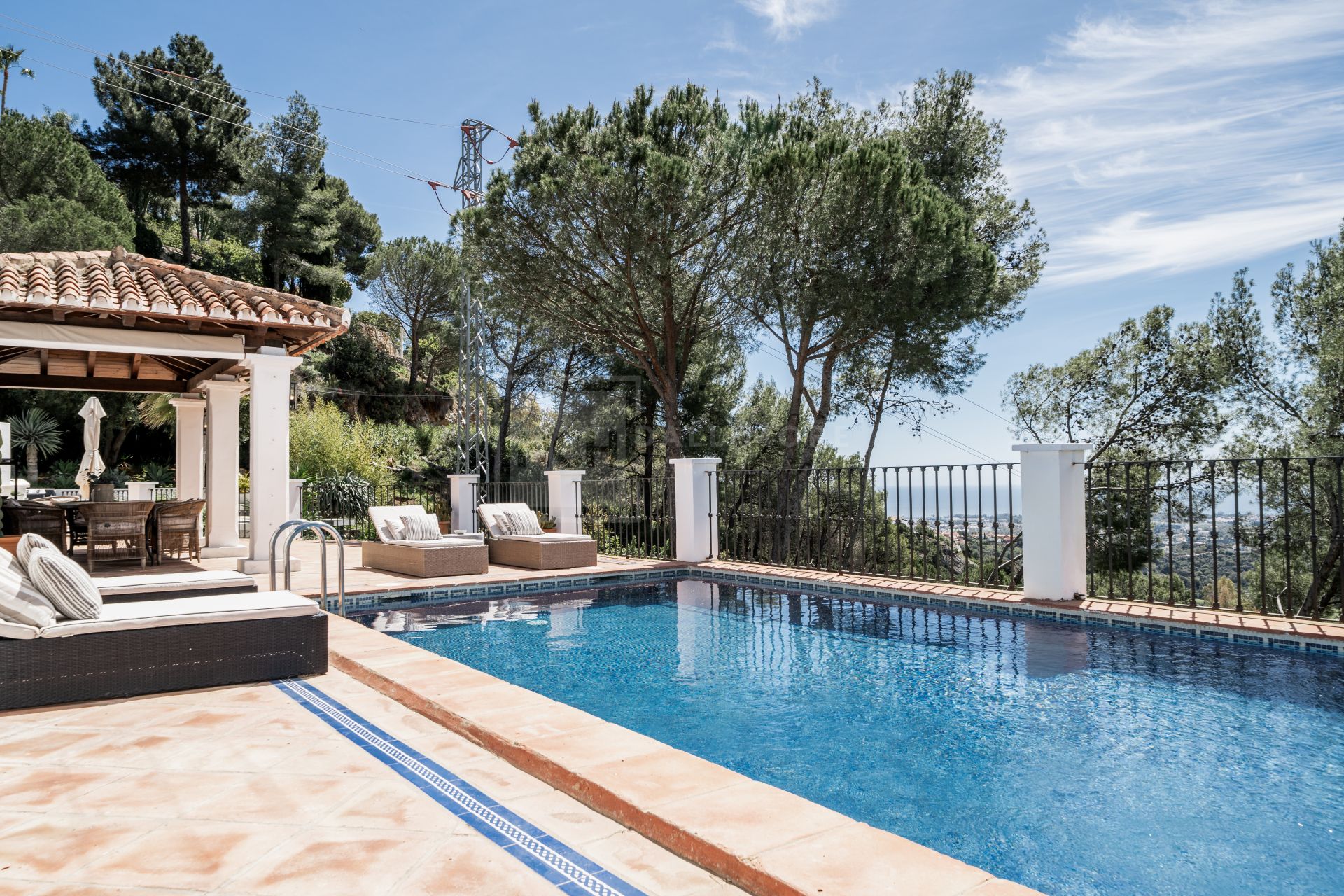 Villa en venta en El Madroñal, Benahavis