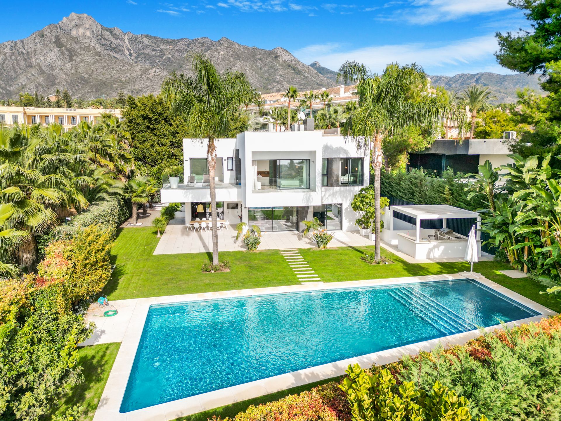 INCREDIBLE FIVE-BEDROOM VILLA IN ROCIO NAGUELES, MARBELLA