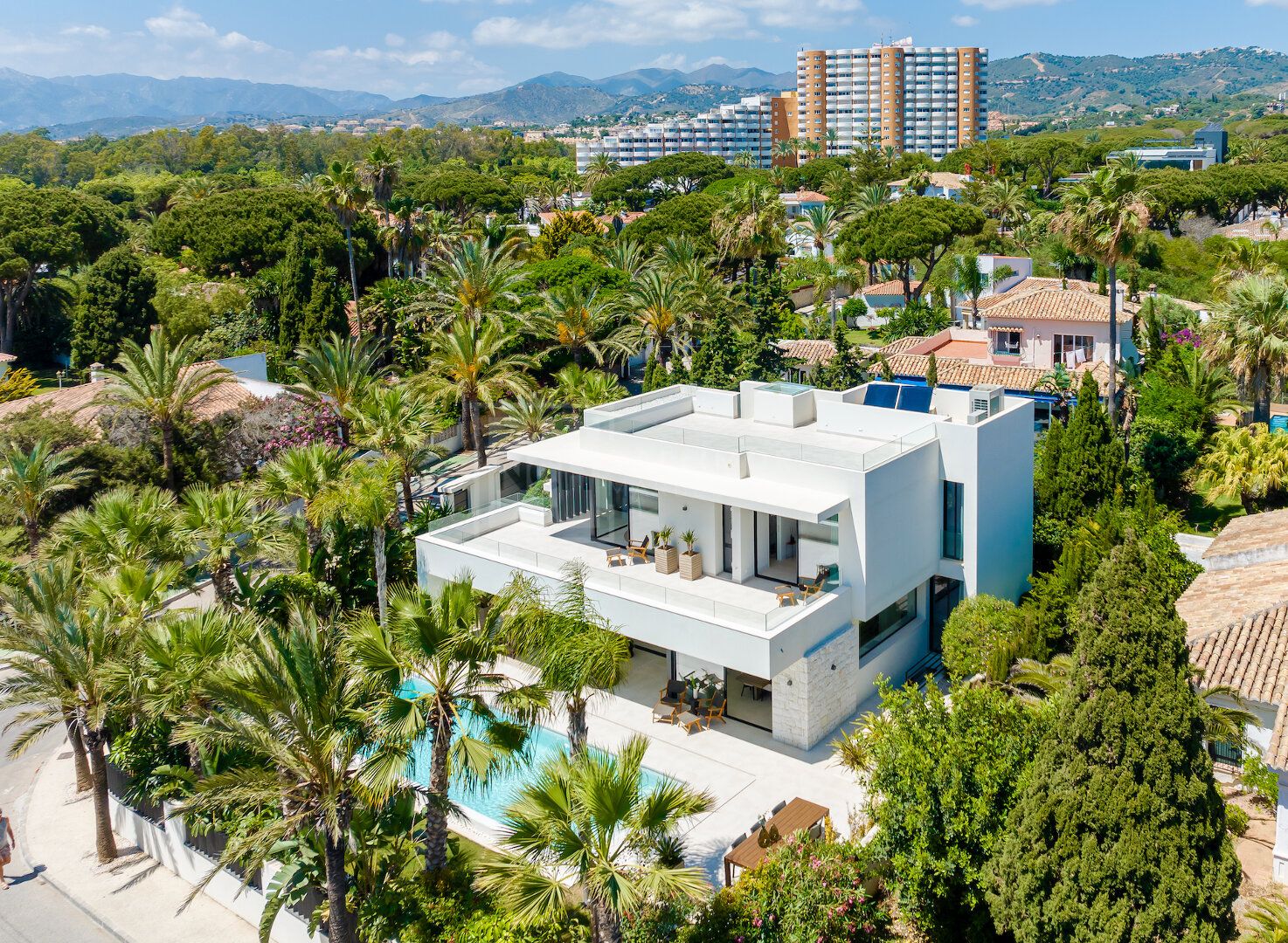 VILLA DE LUJO JUNTO A LA PLAYA EN MARBESA