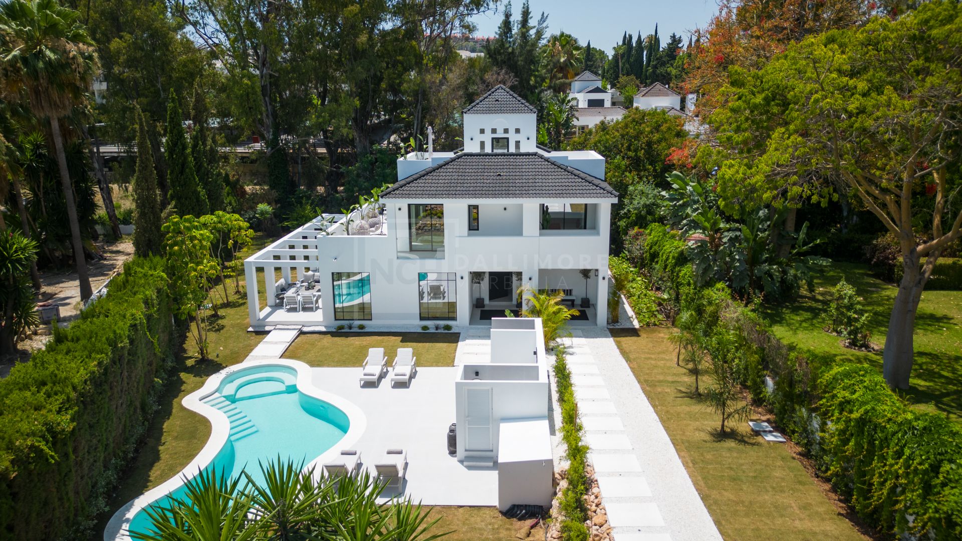 VILLA BIANCA: UN LUJOSO REFUGIO DE 5 DORMITORIOS EN EL CORAZÓN DEL VALLE DEL GOLF