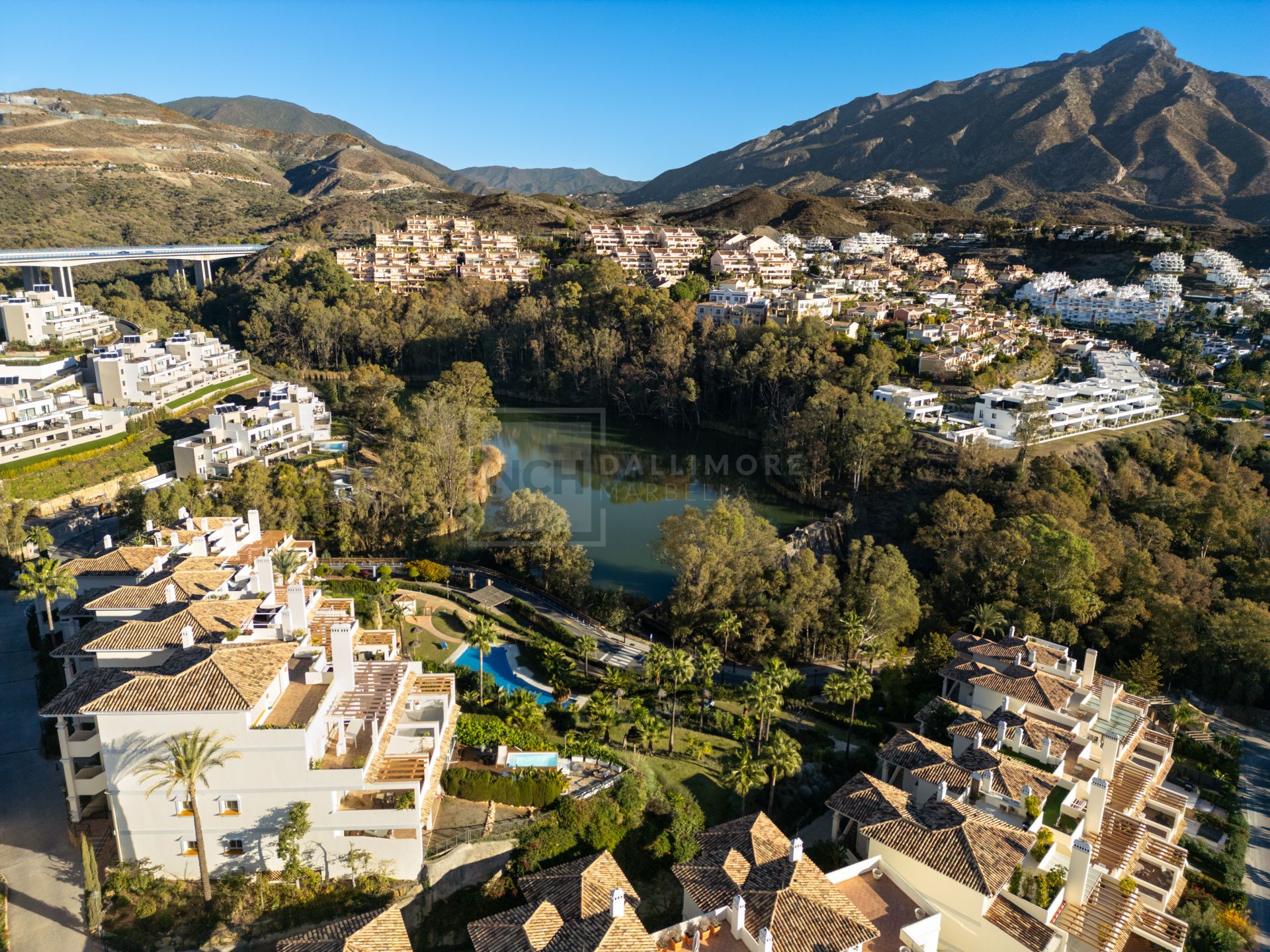 IMPRESIONANTE ÁTICO DÚPLEX DE 3 DORMITORIOS CON VISTAS PANORÁMICAS AL MAR Y A LA MONTAÑA