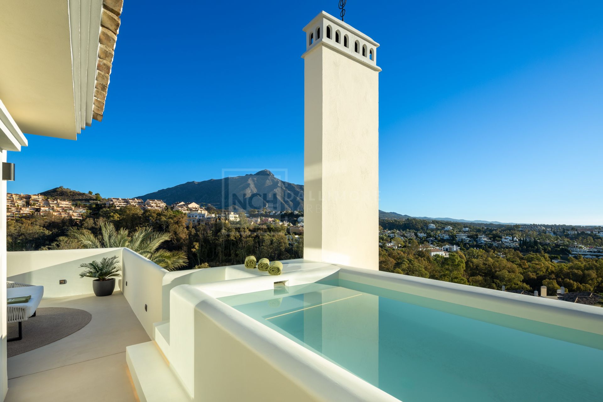 IMPRESIONANTE ÁTICO DÚPLEX DE 3 DORMITORIOS CON VISTAS PANORÁMICAS AL MAR Y A LA MONTAÑA