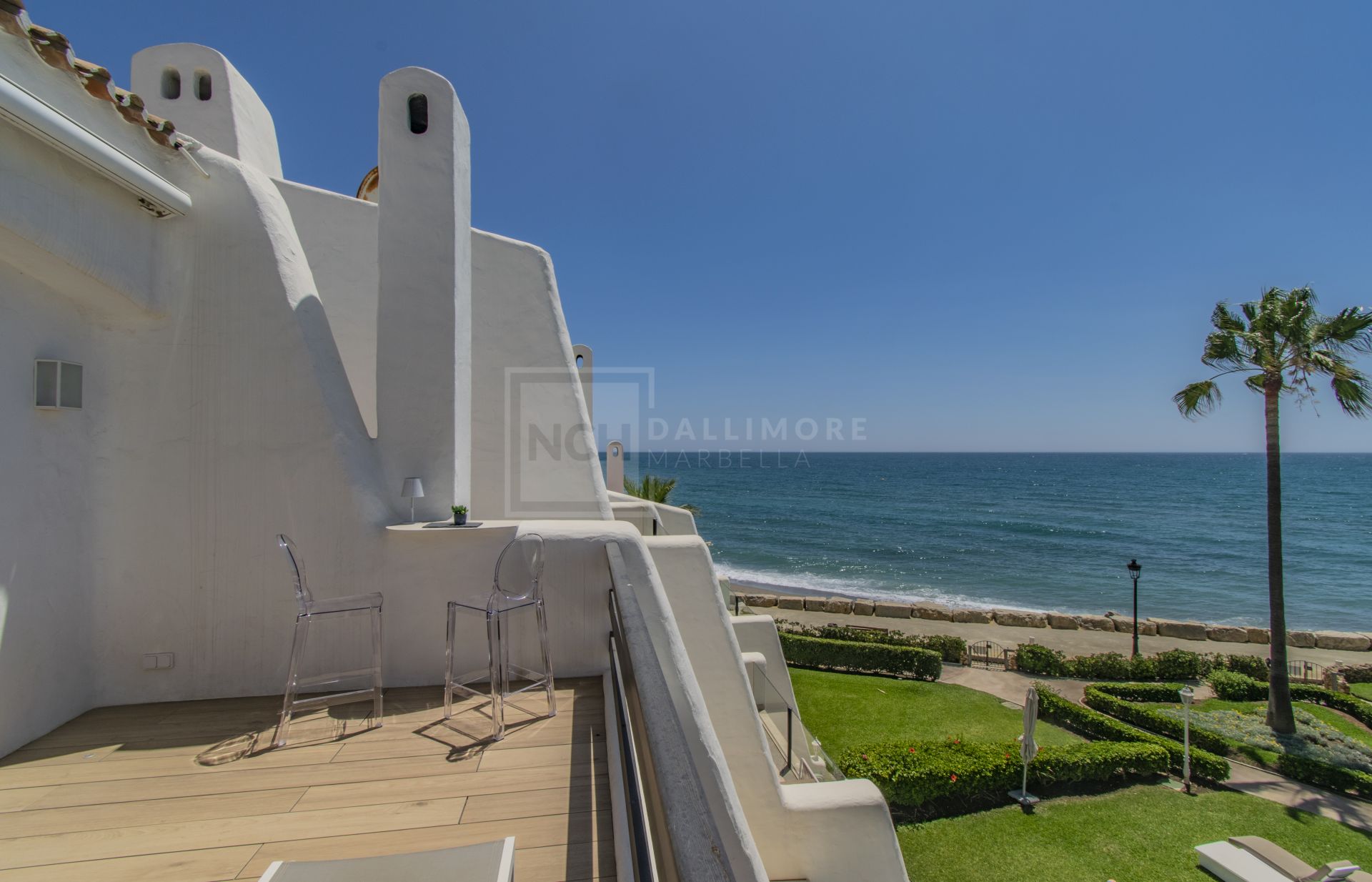 STUNNING 4 BEDROOM TOWNHOUSE LOCATED FRONT LINE BEACH IN MARBELLA