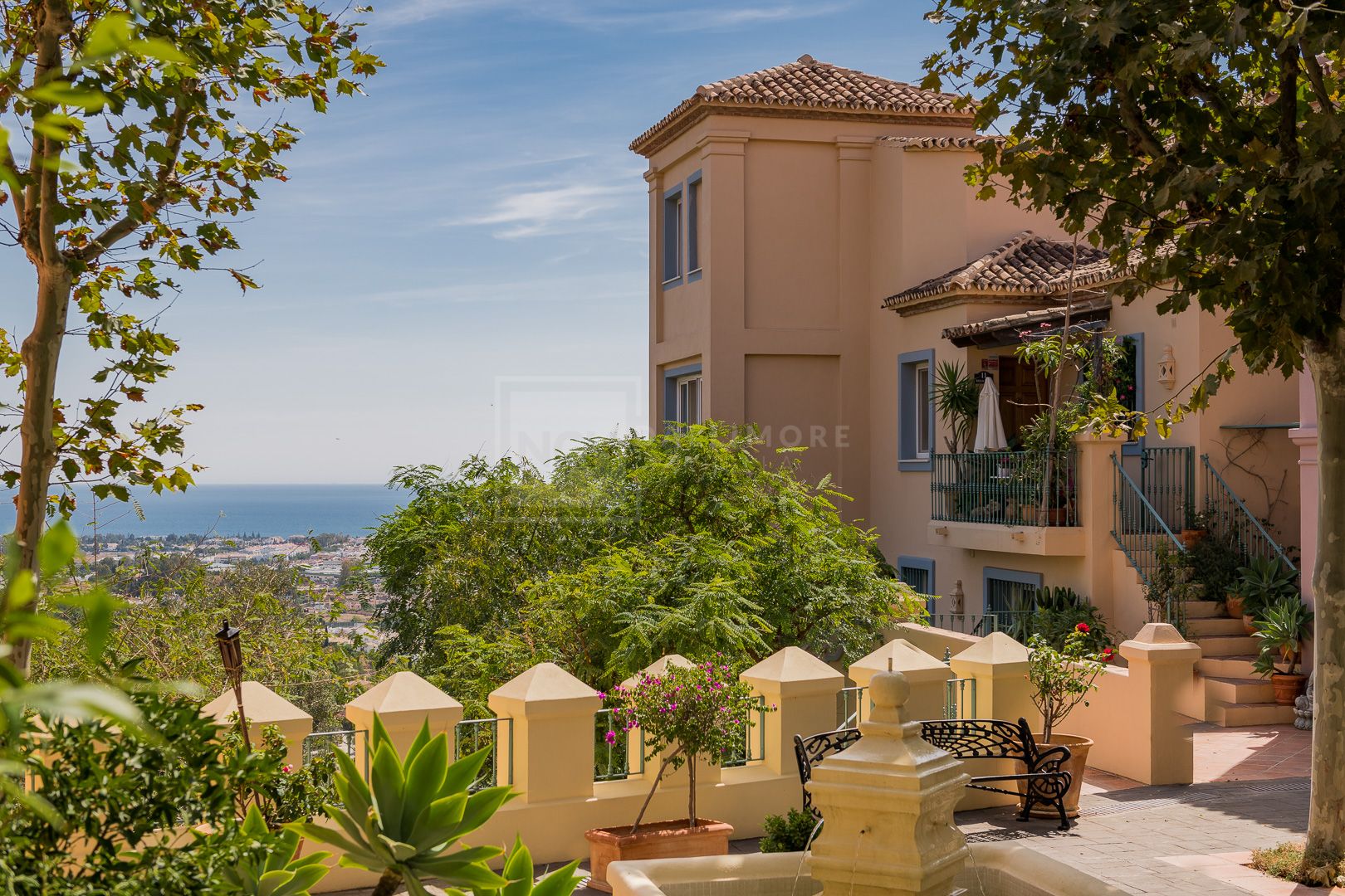 STUNNING 5 BEDROOM PENTHOUSE ABOVE MARBELLA