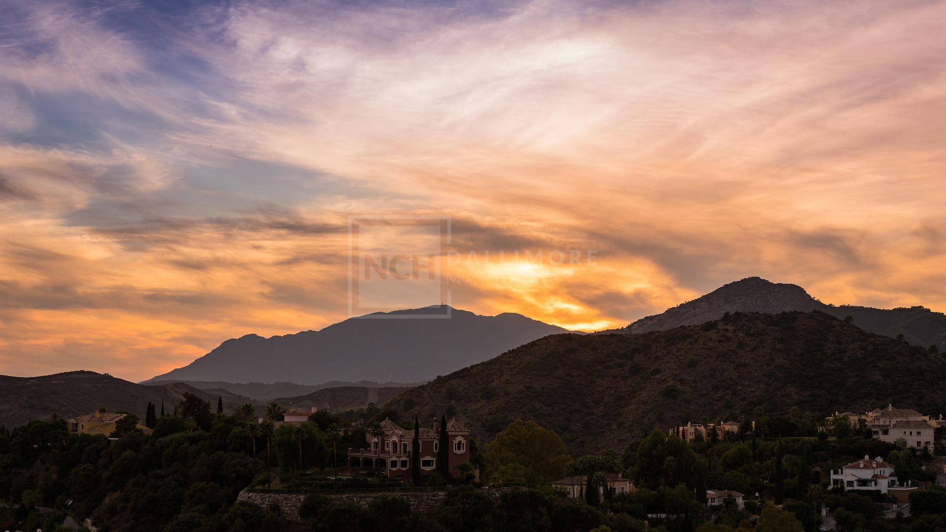 STUNNING 5 BEDROOM PENTHOUSE ABOVE MARBELLA