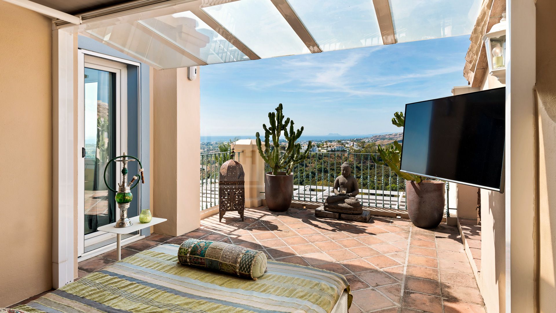 STUNNING 5 BEDROOM PENTHOUSE ABOVE MARBELLA