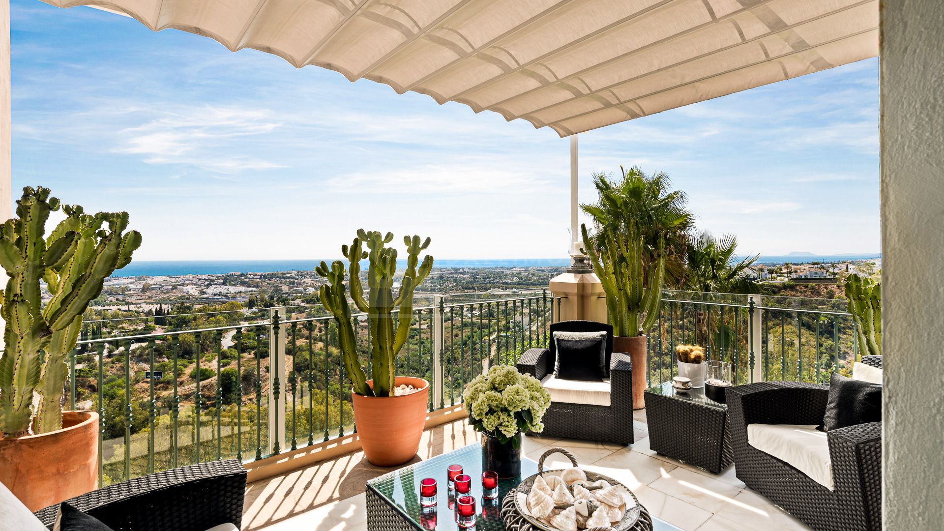 STUNNING 5 BEDROOM PENTHOUSE ABOVE MARBELLA