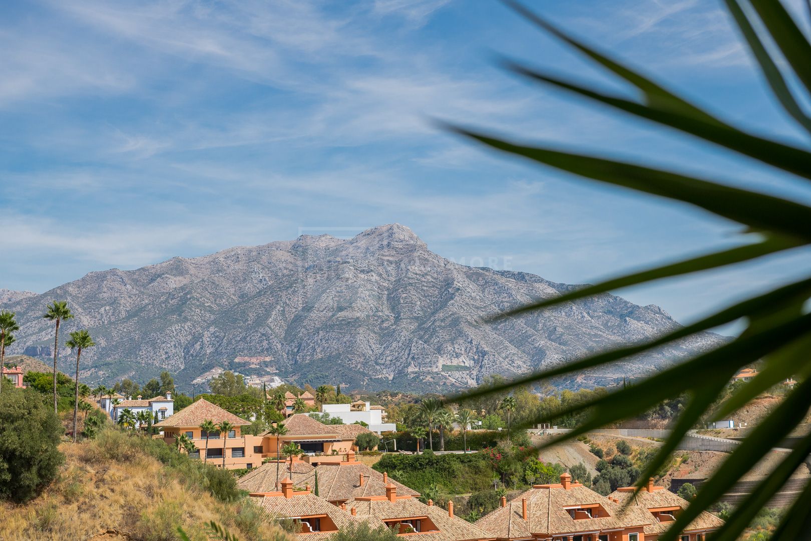 STUNNING 5 BEDROOM PENTHOUSE ABOVE MARBELLA