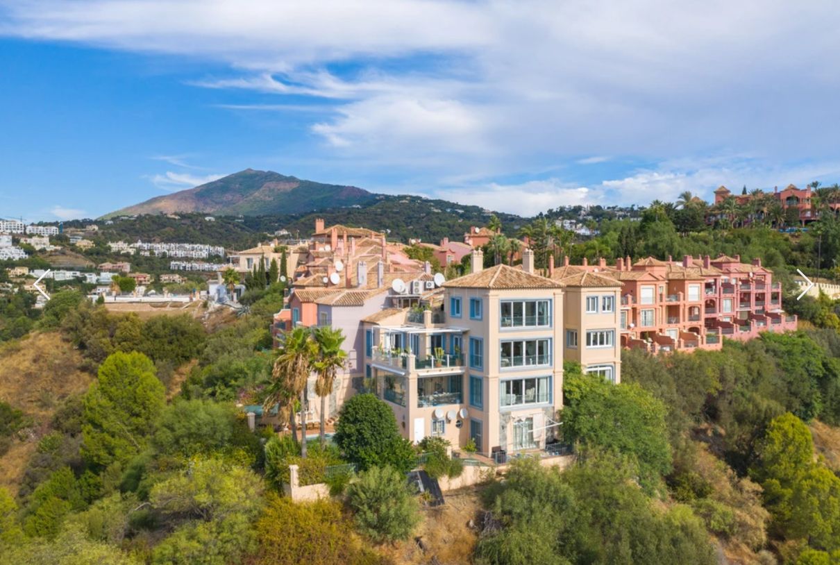 STUNNING 5 BEDROOM PENTHOUSE ABOVE MARBELLA