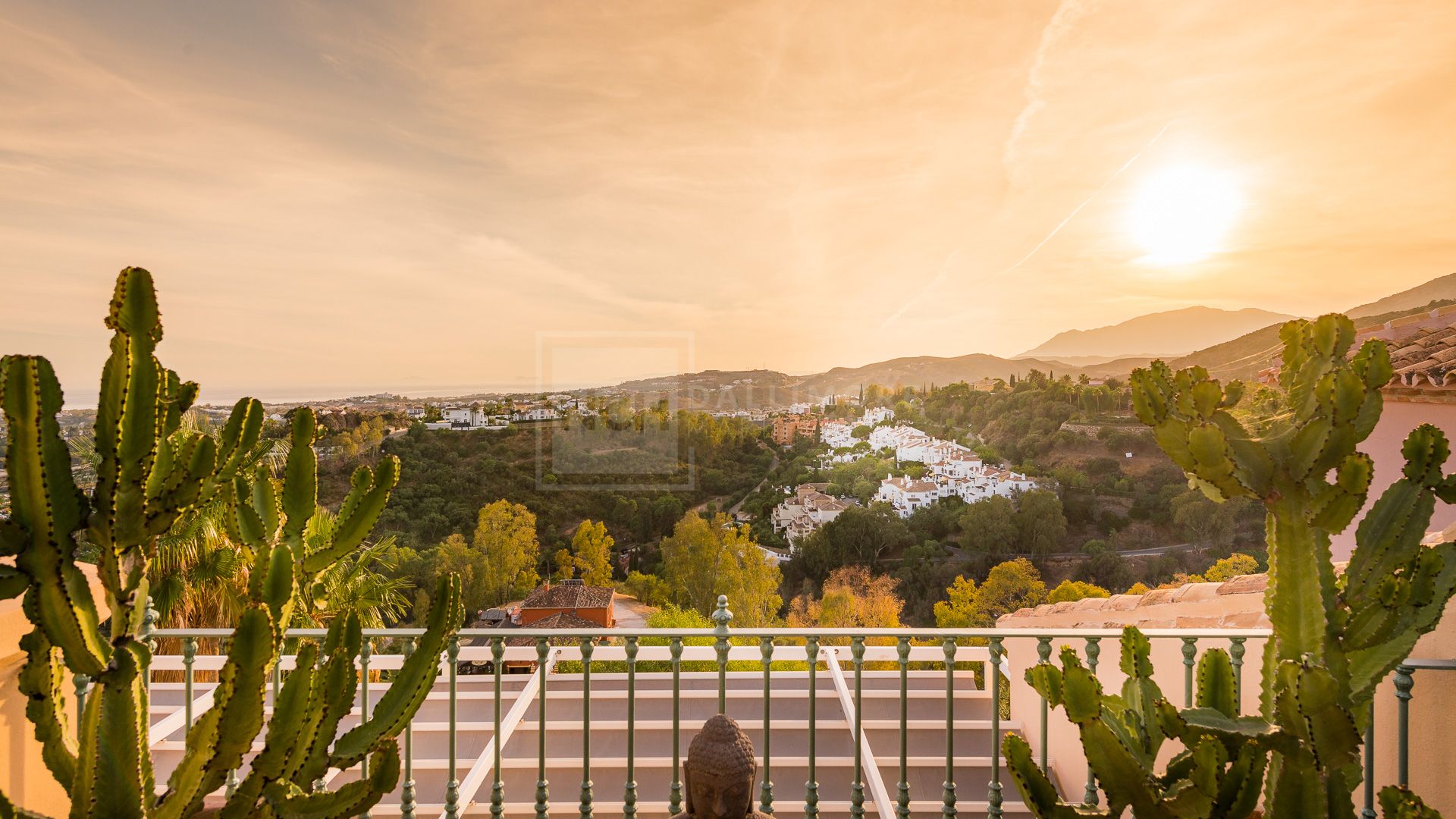 STUNNING 5 BEDROOM PENTHOUSE ABOVE MARBELLA