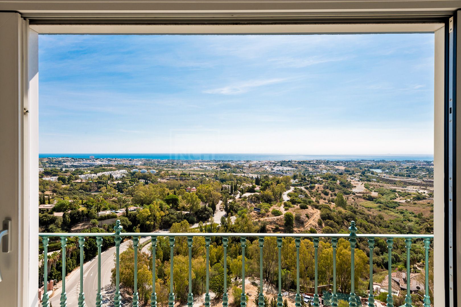 STUNNING 5 BEDROOM PENTHOUSE ABOVE MARBELLA