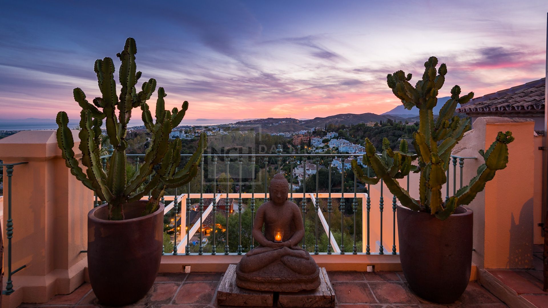 STUNNING 5 BEDROOM PENTHOUSE ABOVE MARBELLA