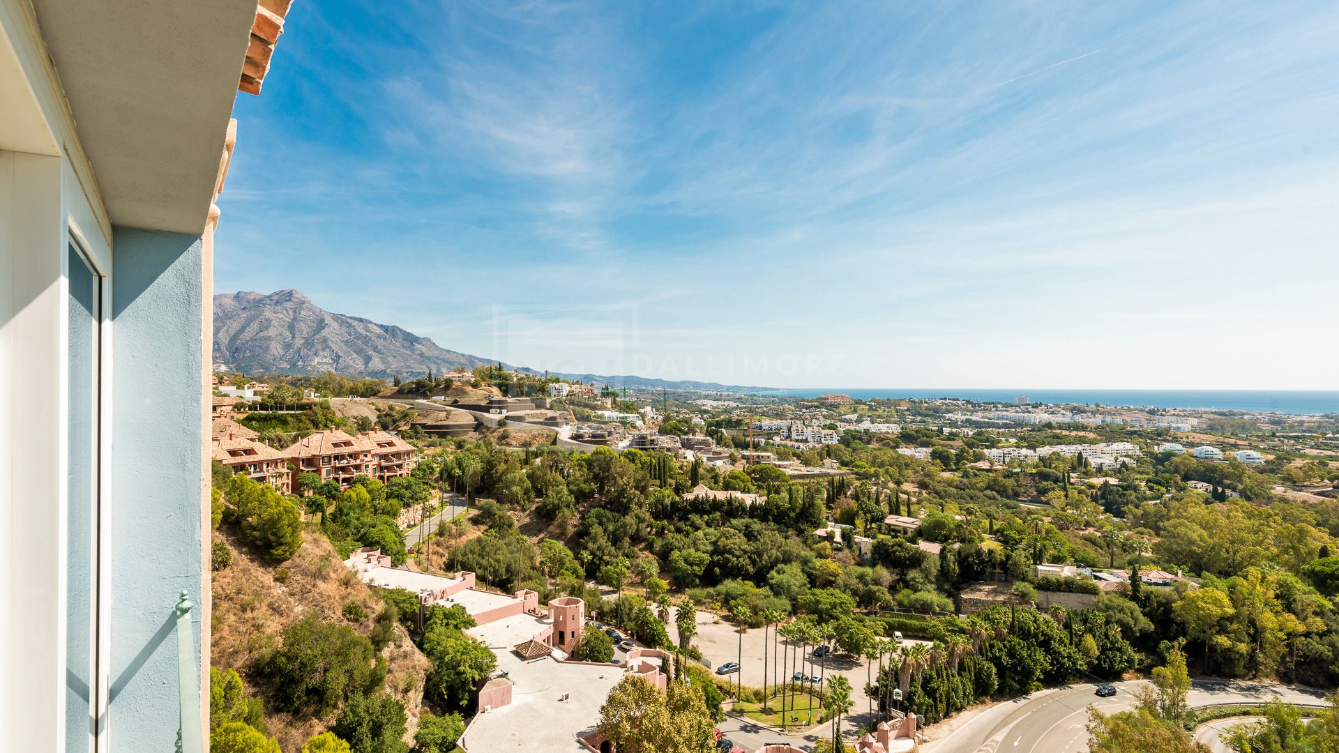 STUNNING 5 BEDROOM PENTHOUSE ABOVE MARBELLA