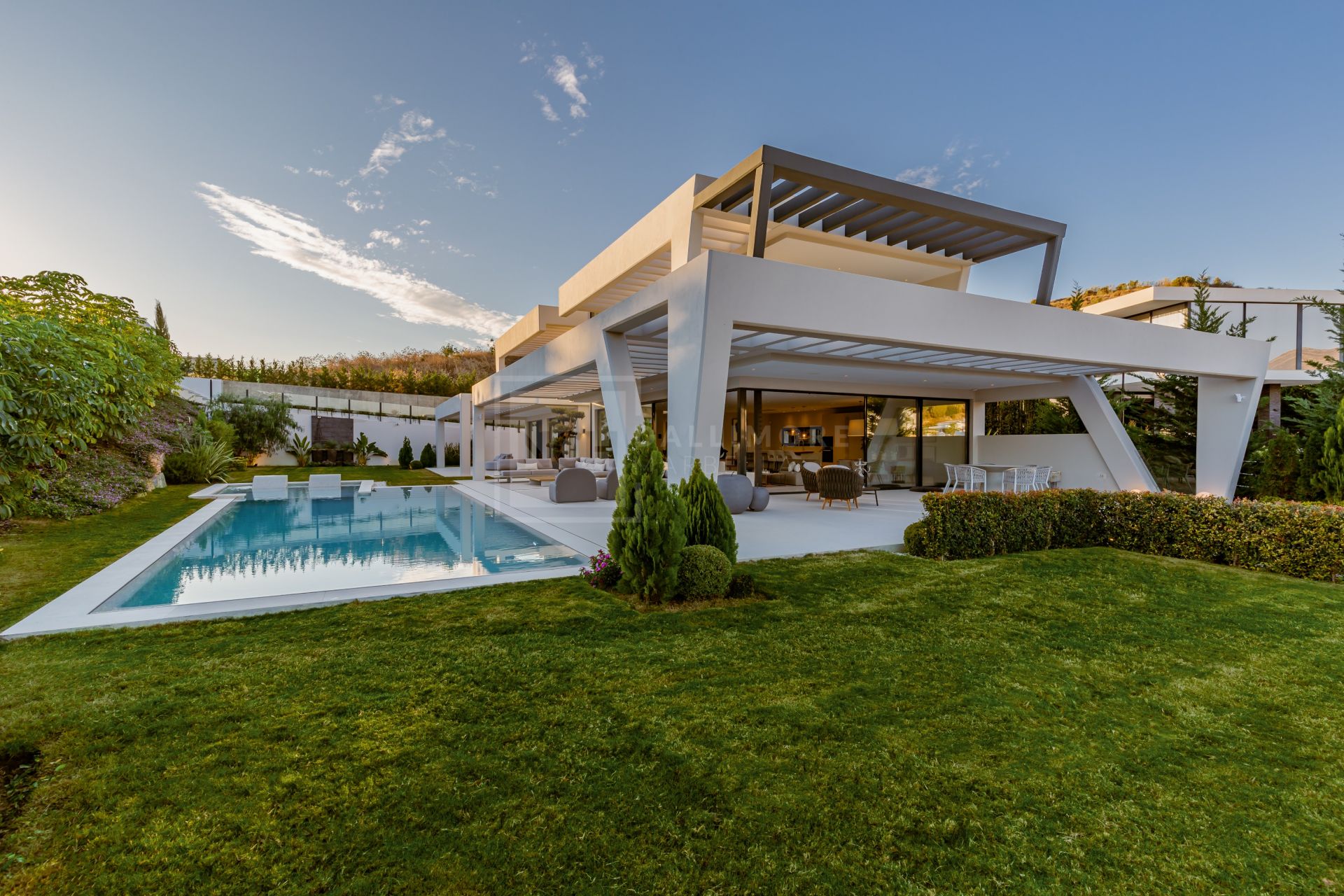 VILLA DE LUJO SITUADA Y EN URBANIZACION CERRADA, NUEVA ANDALUCIA, MARBELLA