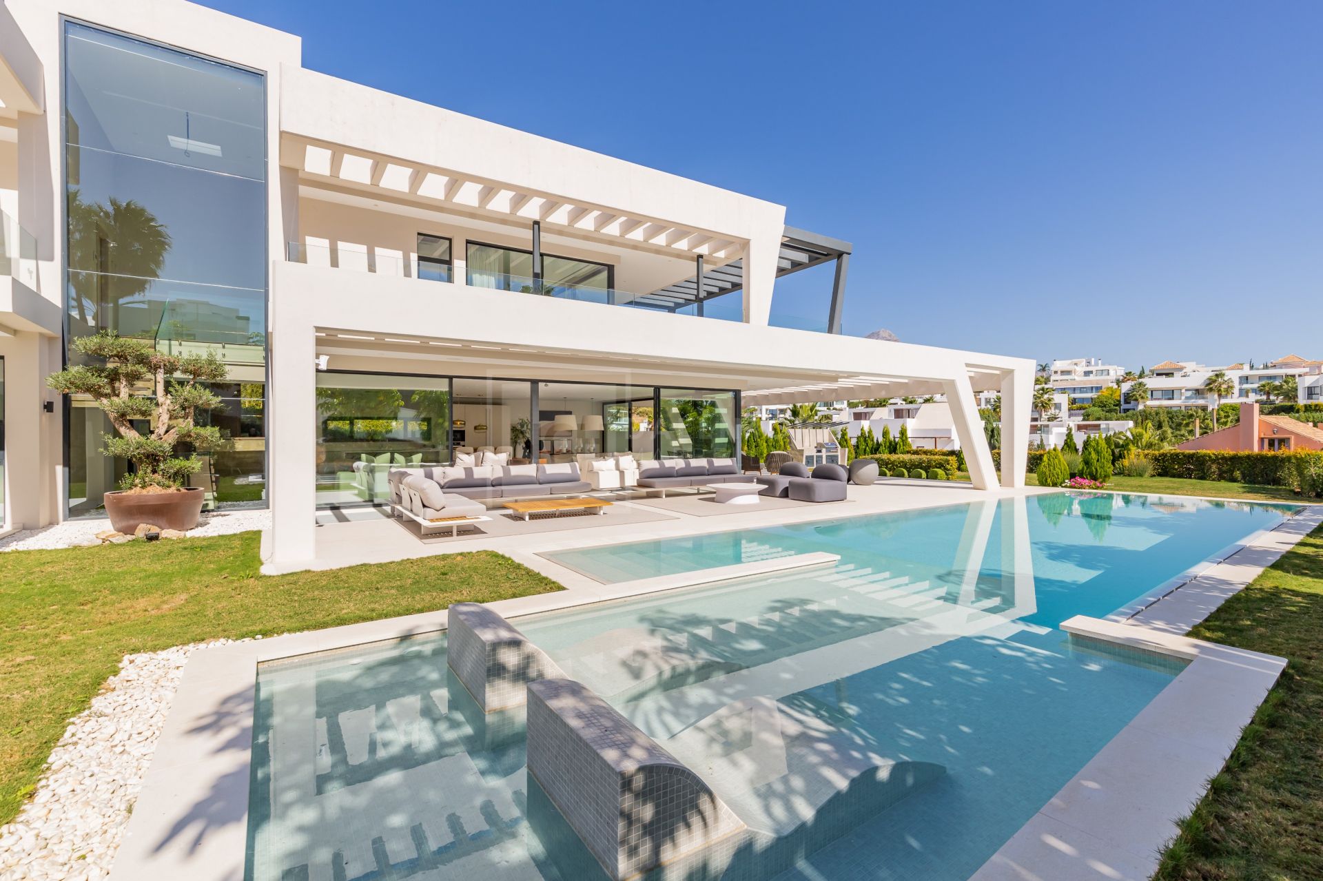 VILLA DE LUJO SITUADA Y EN URBANIZACION CERRADA, NUEVA ANDALUCIA, MARBELLA