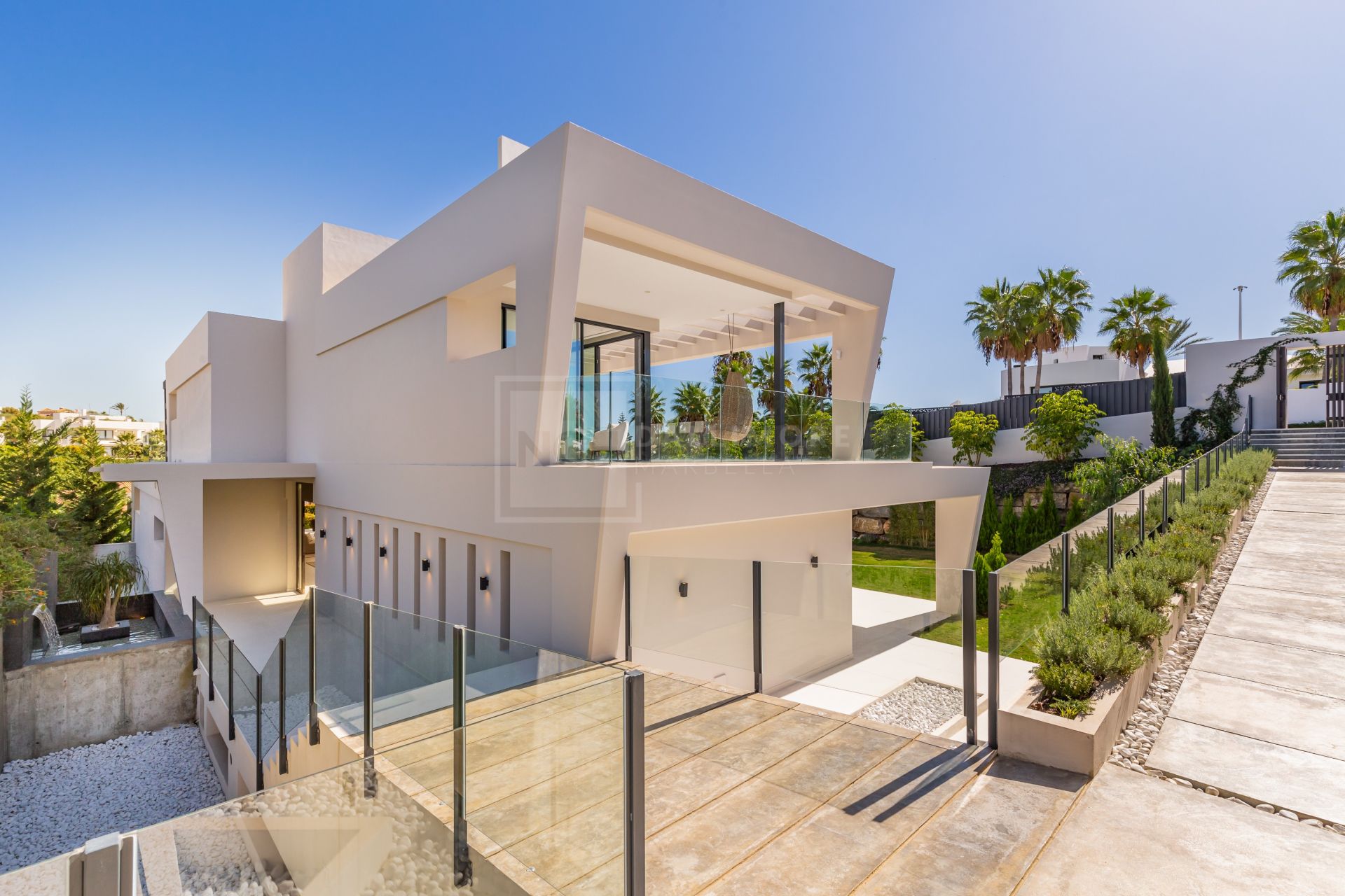 VILLA DE LUJO SITUADA Y EN URBANIZACION CERRADA, NUEVA ANDALUCIA, MARBELLA