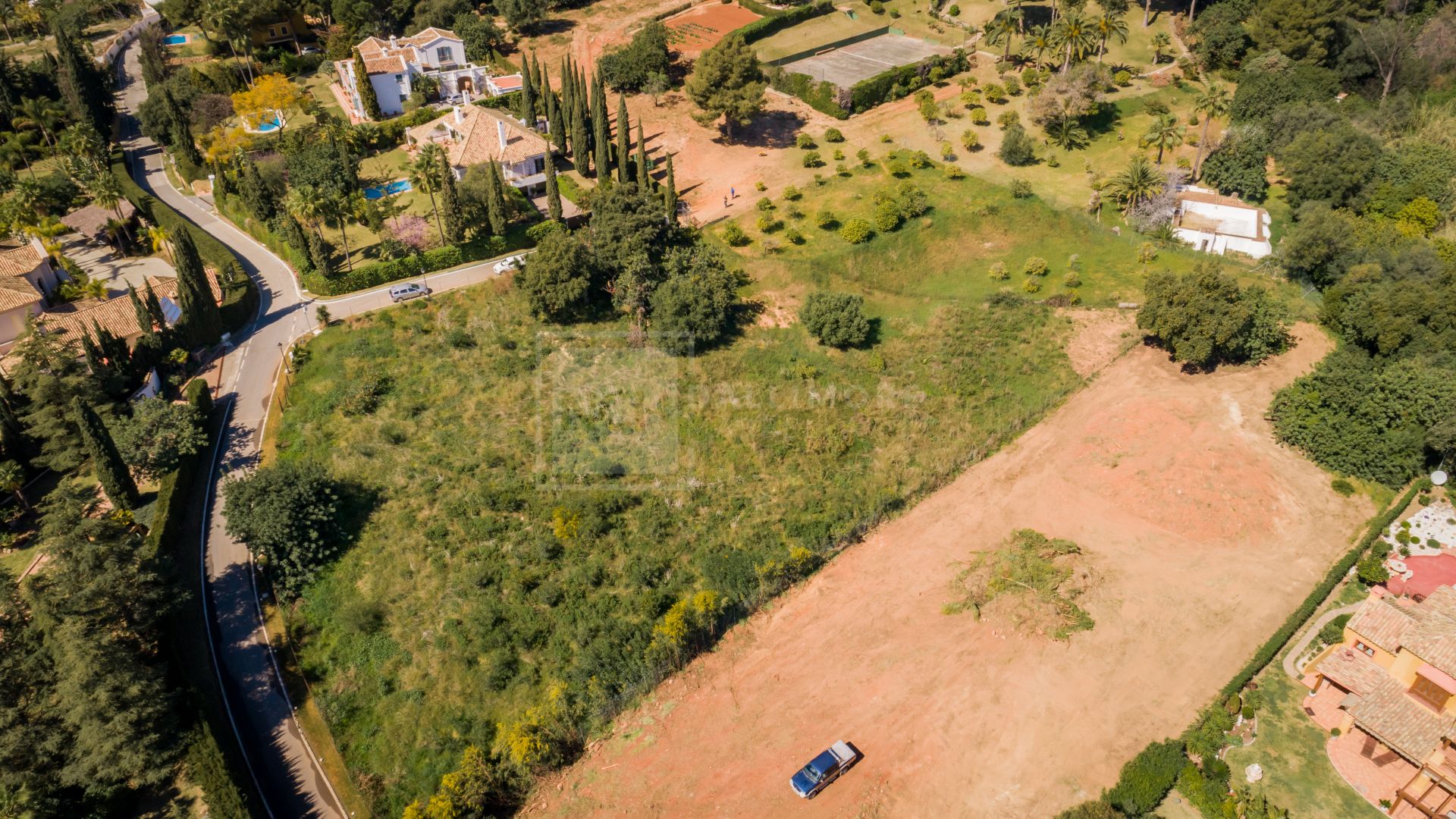 PLOT FOR LUXURY VILLA LOCATED IN THE GATED COMMUNITY OF CASCADA DE CAMOJAN