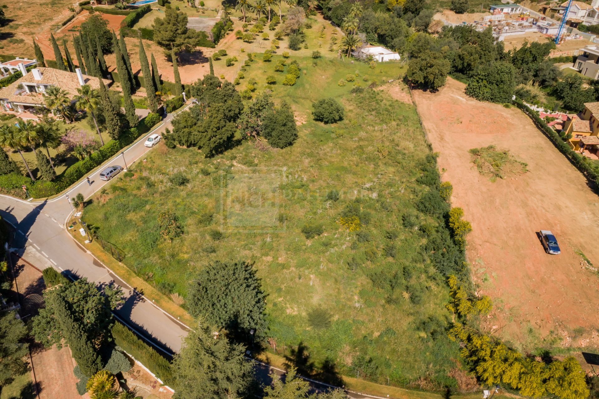 PLOT FOR LUXURY VILLA LOCATED IN THE GATED COMMUNITY OF CASCADA DE CAMOJAN